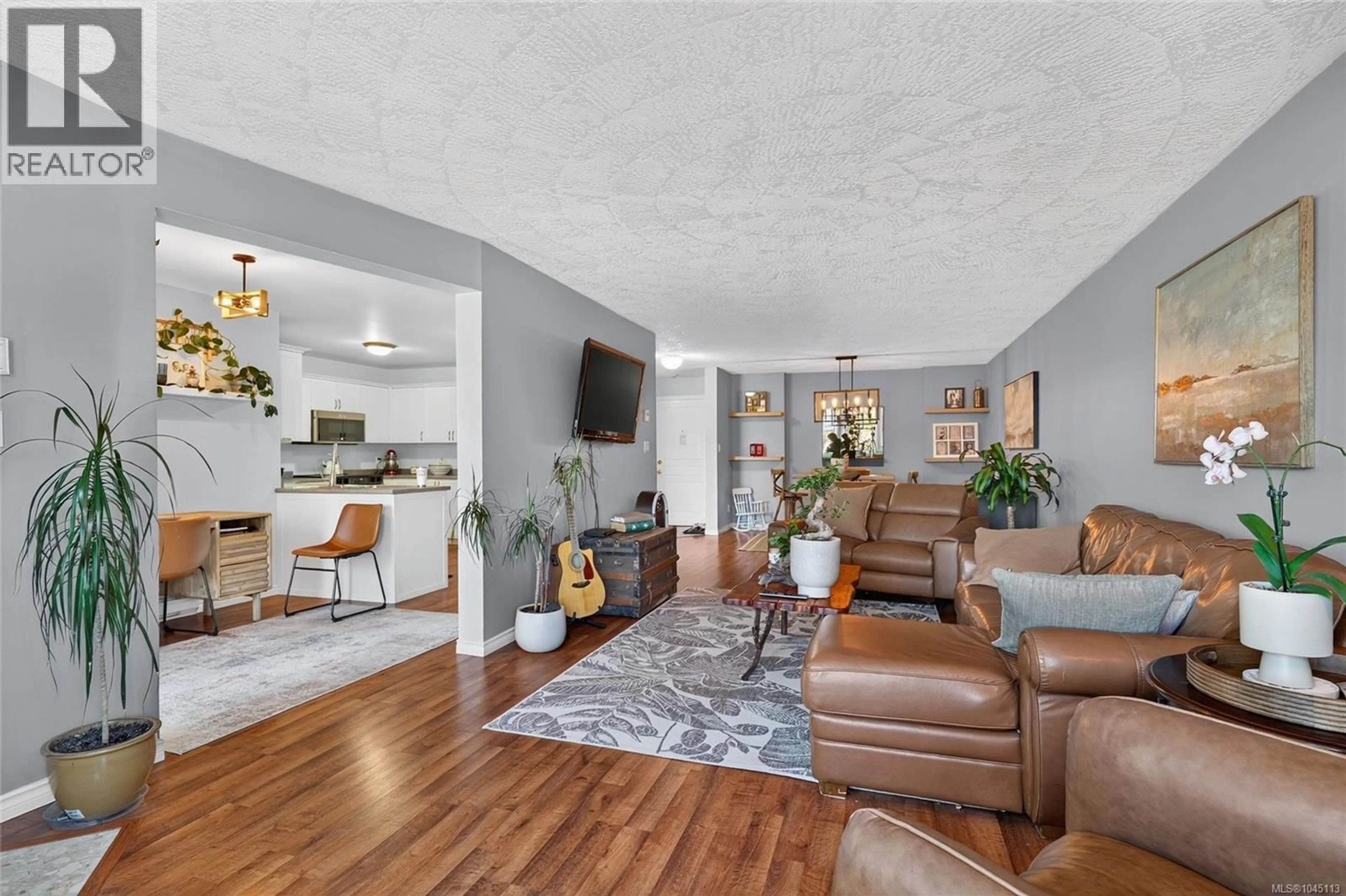 Living room with furniture, unknown for 201 - 220 ISLAND HIGHWAY WEST, Parksville British Columbia V9P2P3