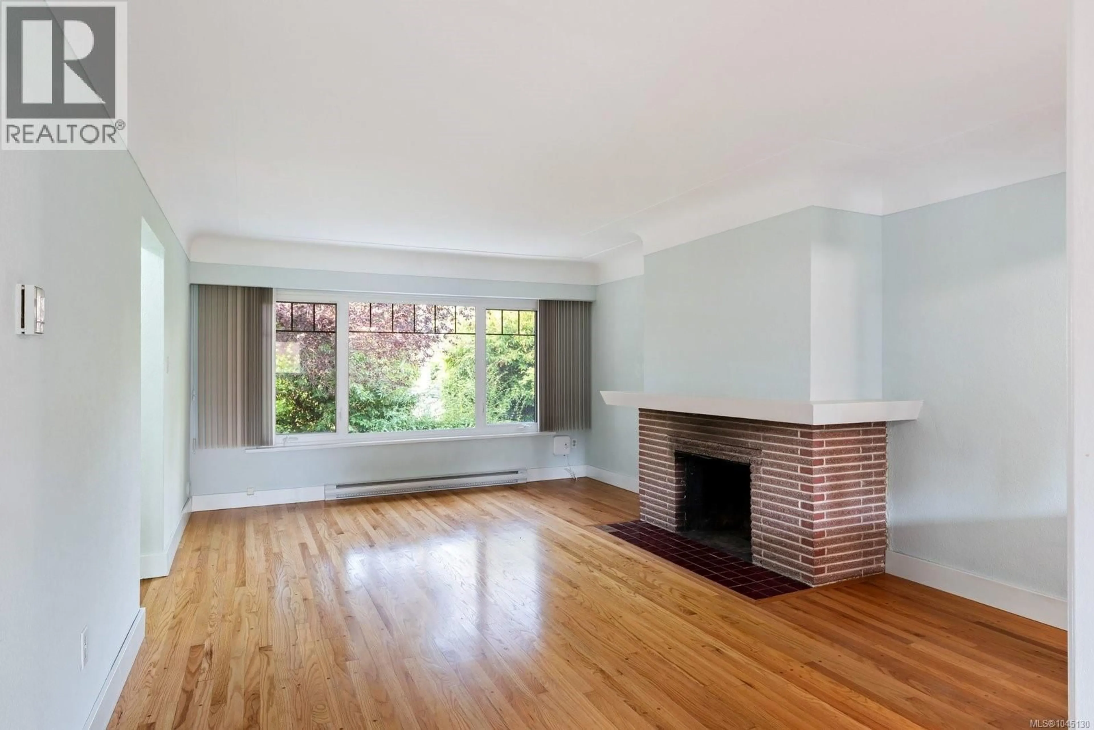 Living room with furniture, wood/laminate floor for 1481 BAY STREET, Victoria British Columbia V8R2A6