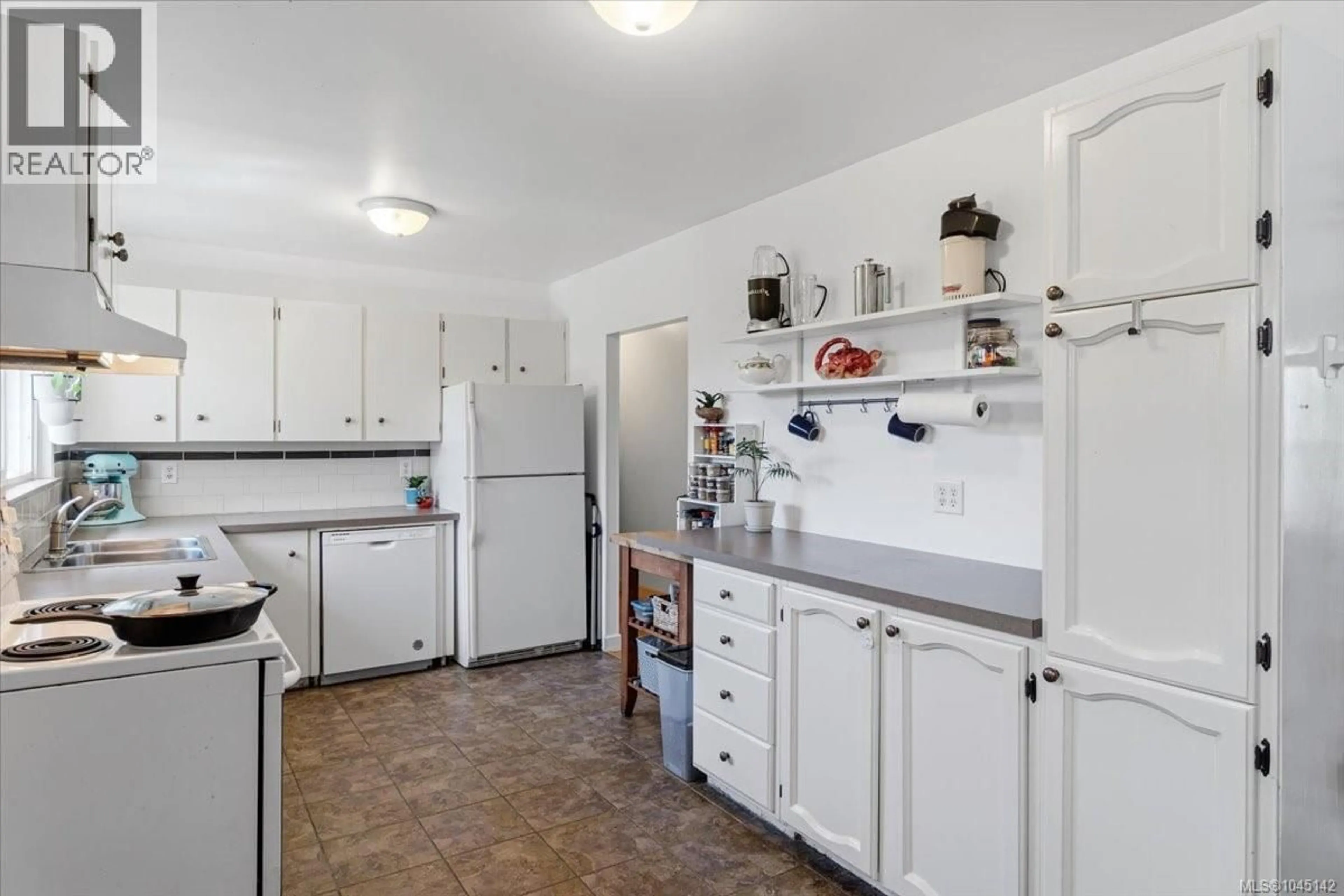 Standard kitchen, ceramic/tile floor for 448 LENHART AVENUE, Nanaimo British Columbia V9S4X3