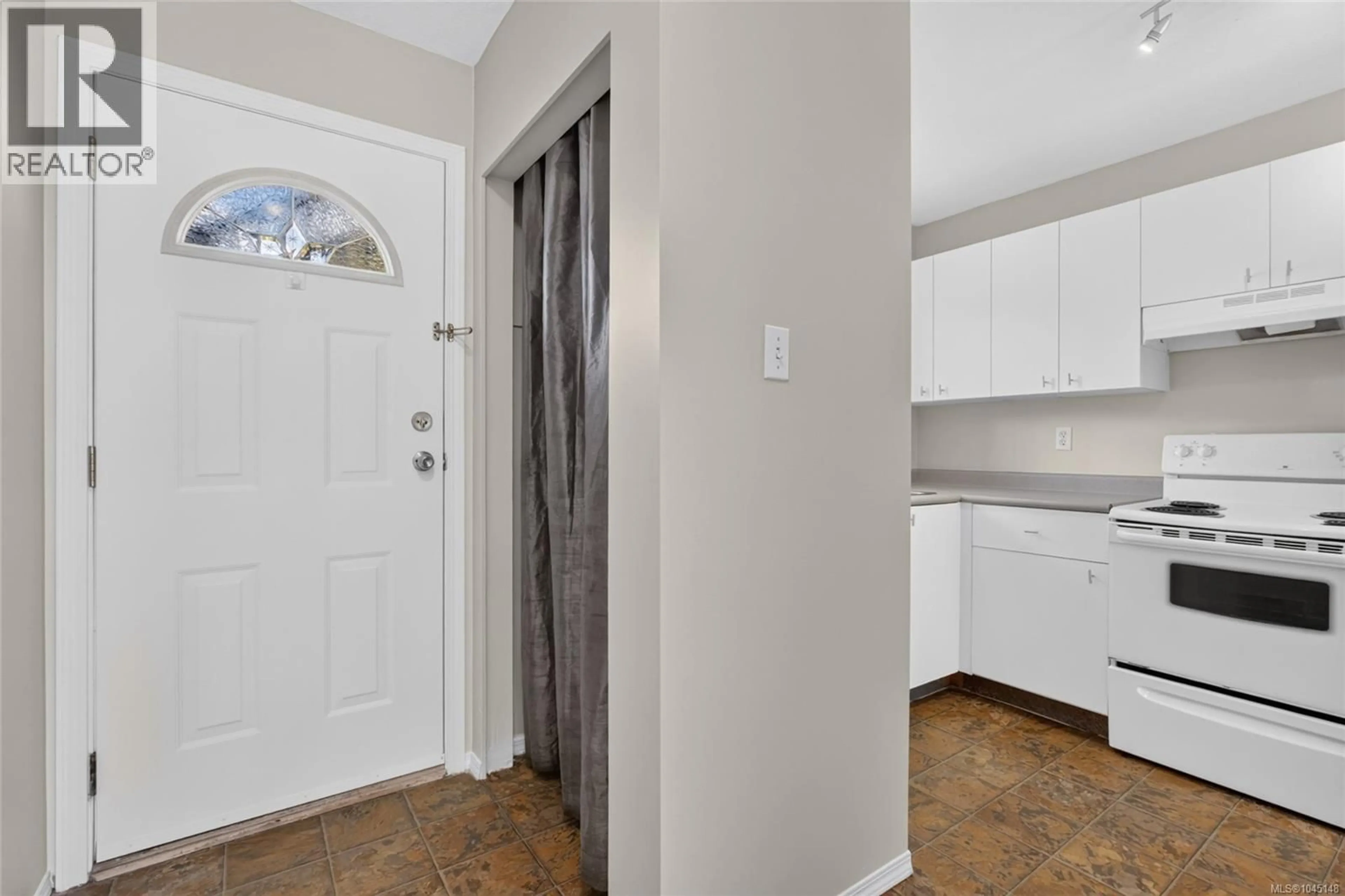 Indoor entryway for 11 - 375 21ST STREET, Courtenay British Columbia V9N2B6