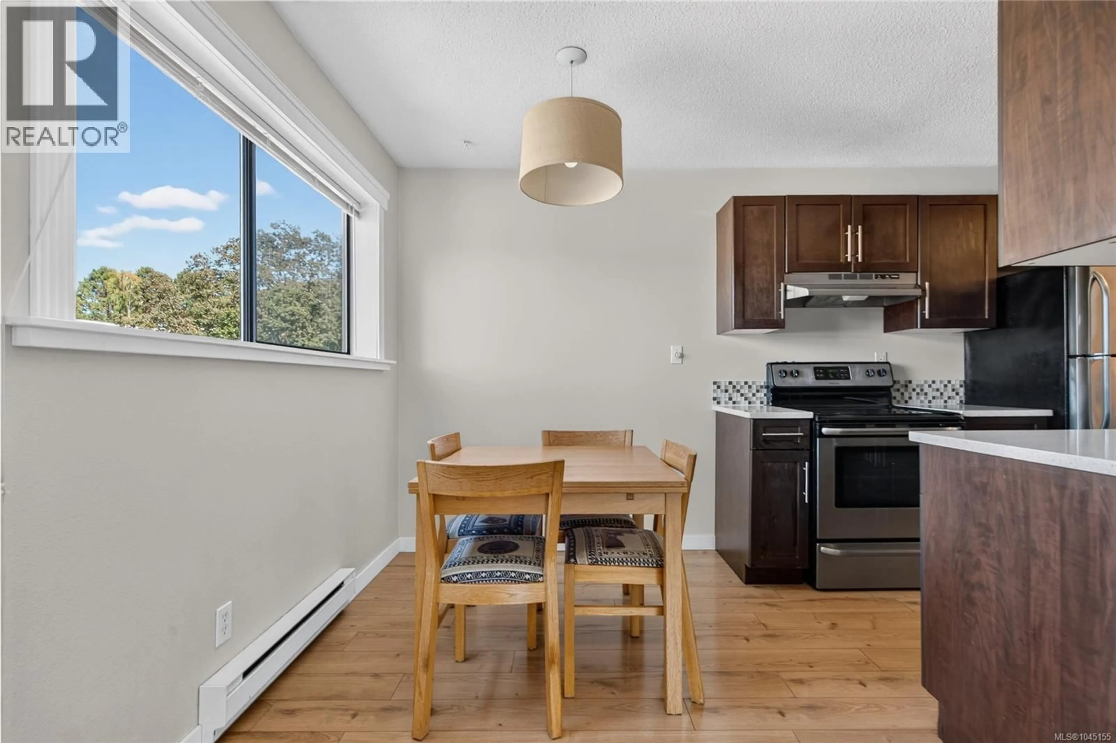 Standard kitchen, wood/laminate floor for 313 - 3277 GLASGOW AVENUE, Saanich British Columbia V8X1M3