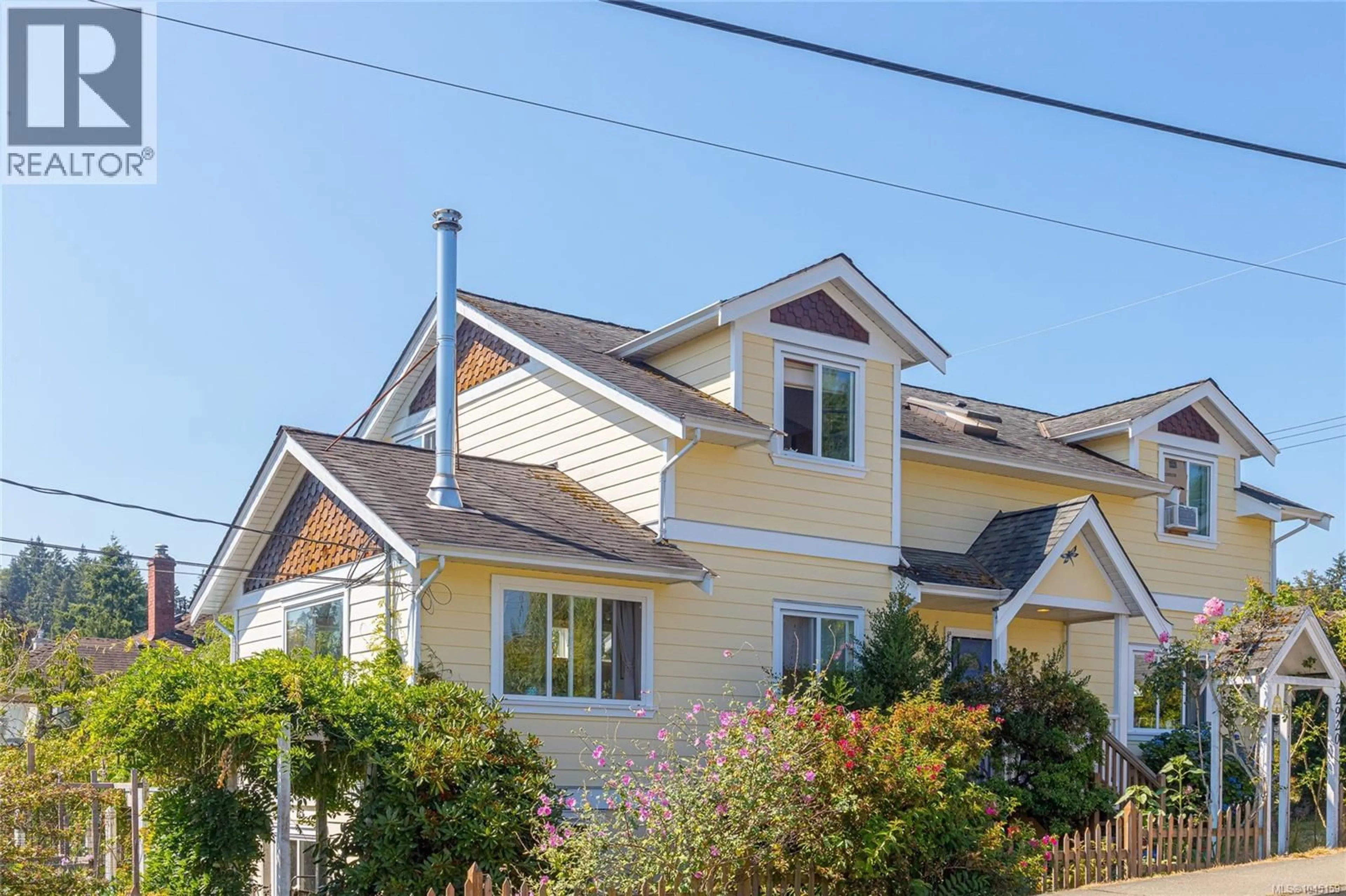 Home with vinyl exterior material, street for 2920 PINE STREET, Chemainus British Columbia V0R1K1