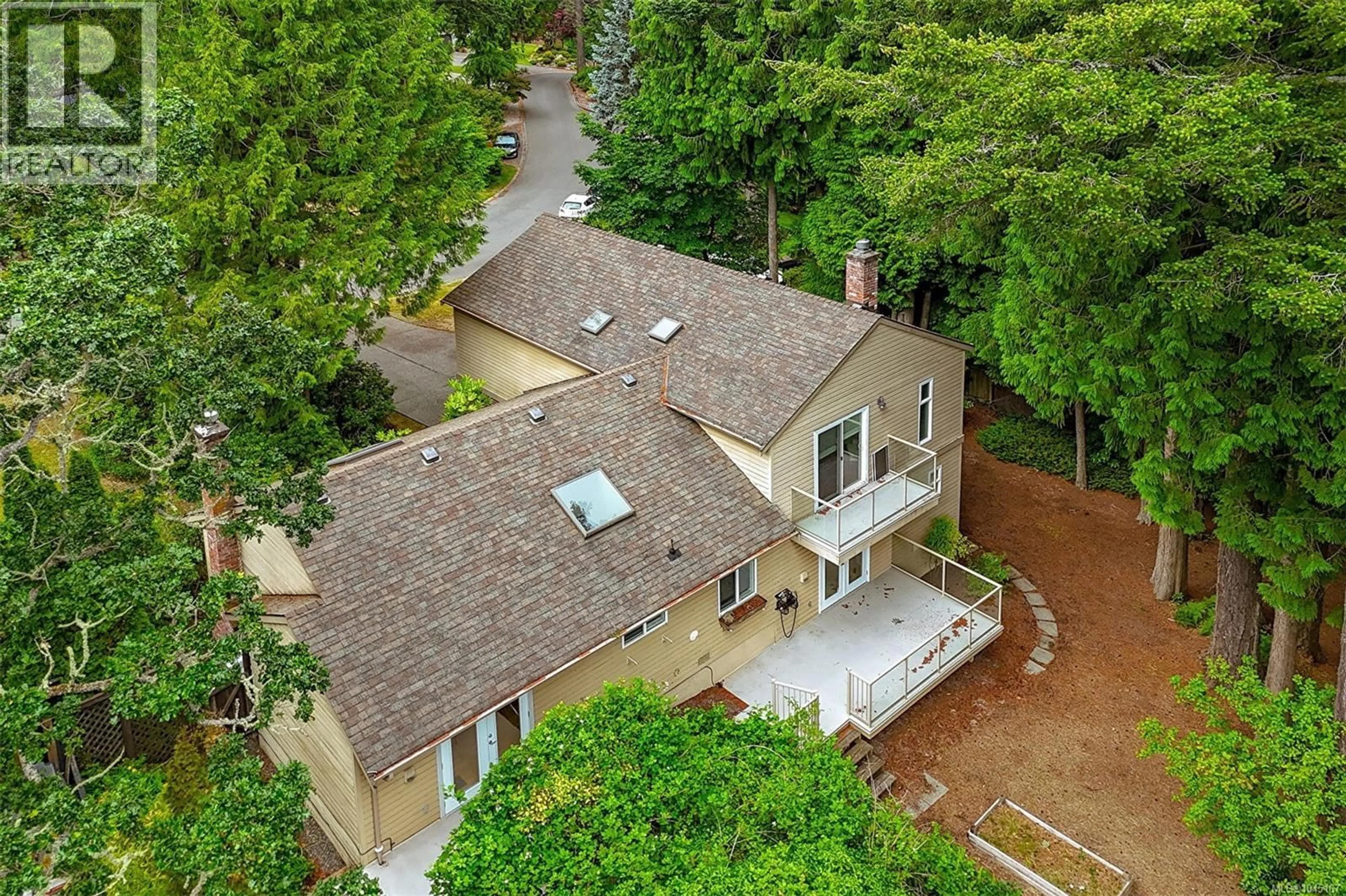 A pic from outside/outdoor area/front of a property/back of a property/a pic from drone, street for 1005 KENTWOOD PLACE, Saanich British Columbia V8Y2R2
