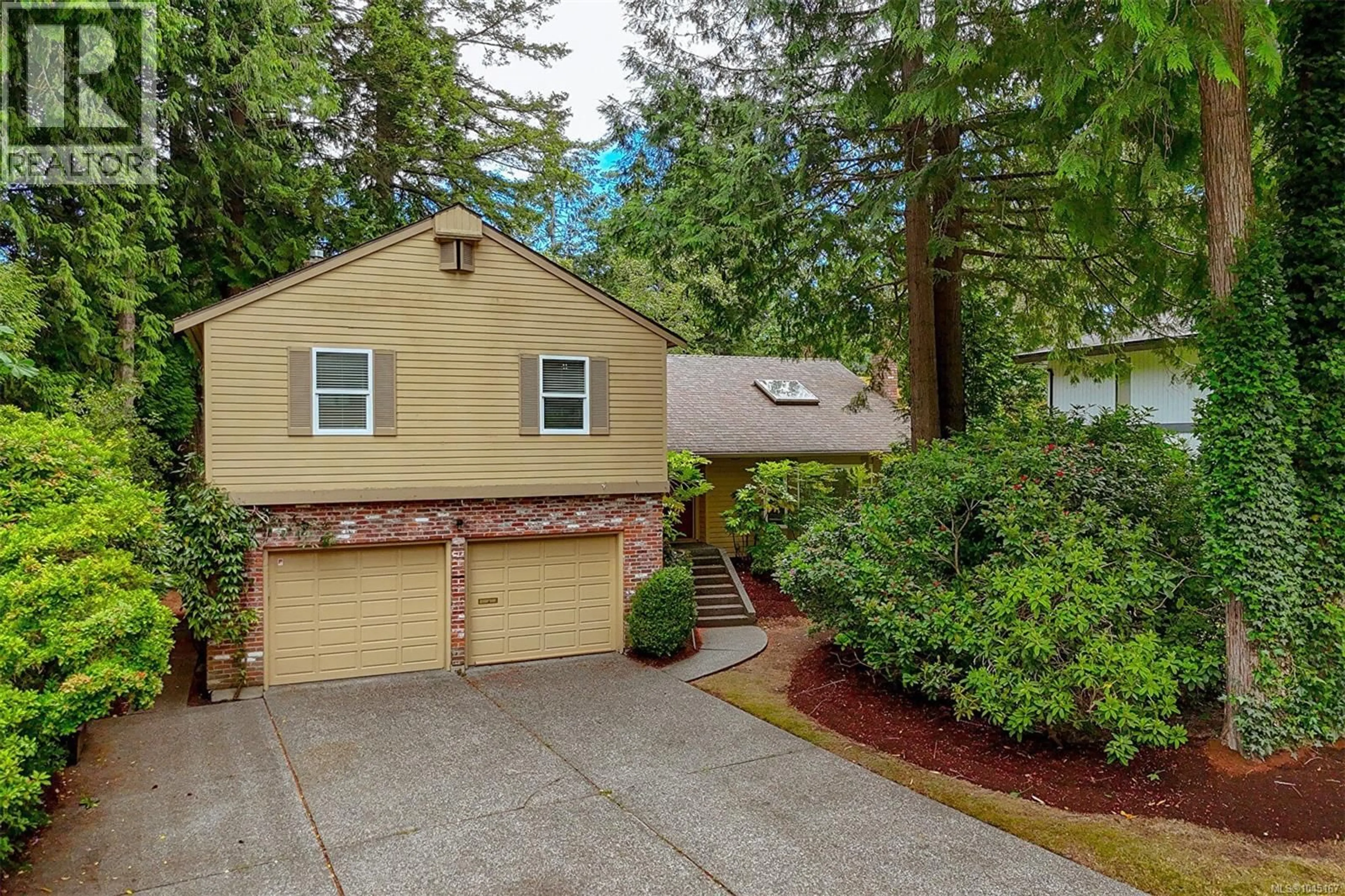 Home with vinyl exterior material, street for 1005 KENTWOOD PLACE, Saanich British Columbia V8Y2R2
