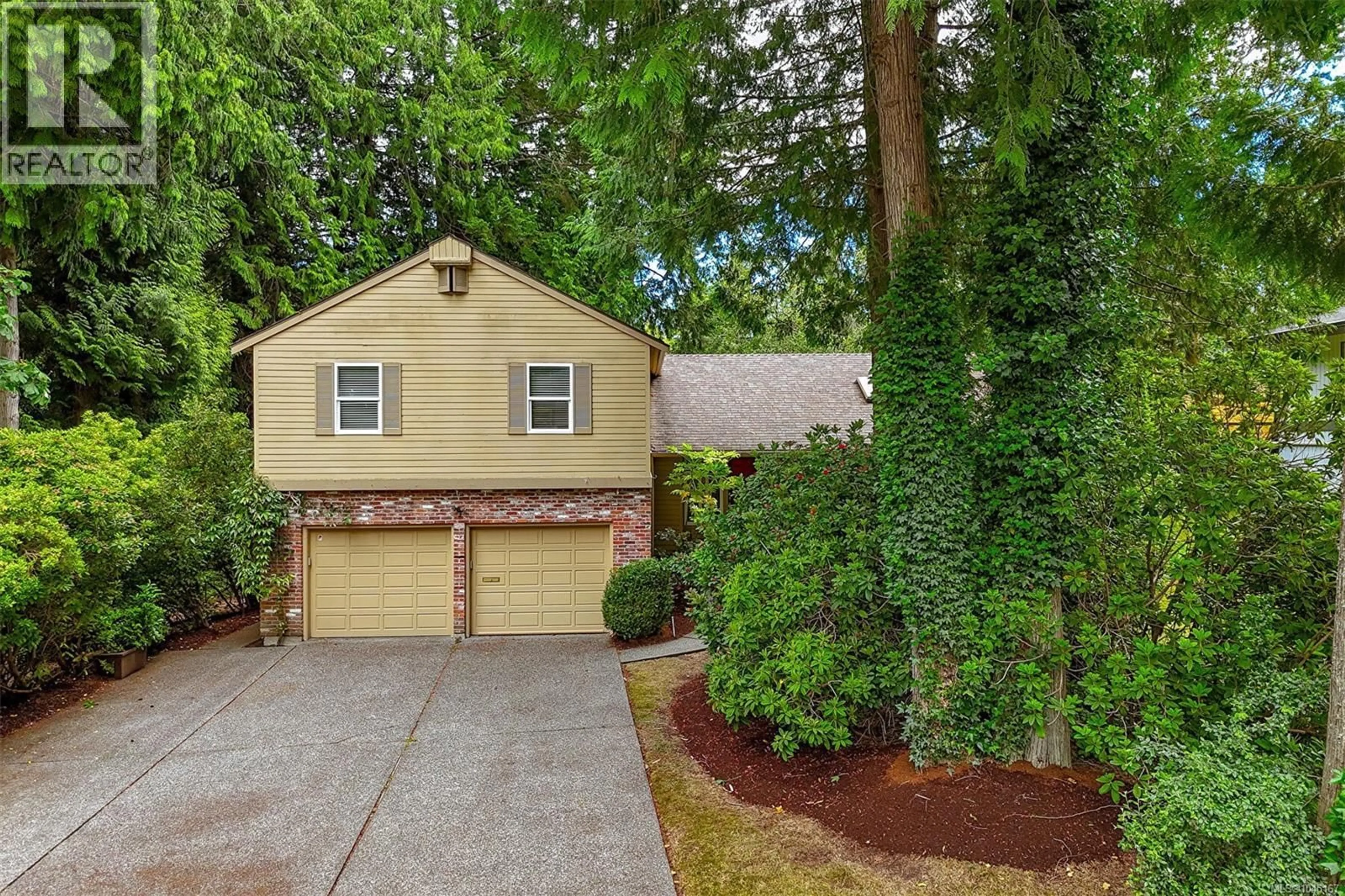 Home with vinyl exterior material, street for 1005 KENTWOOD PLACE, Saanich British Columbia V8Y2R2