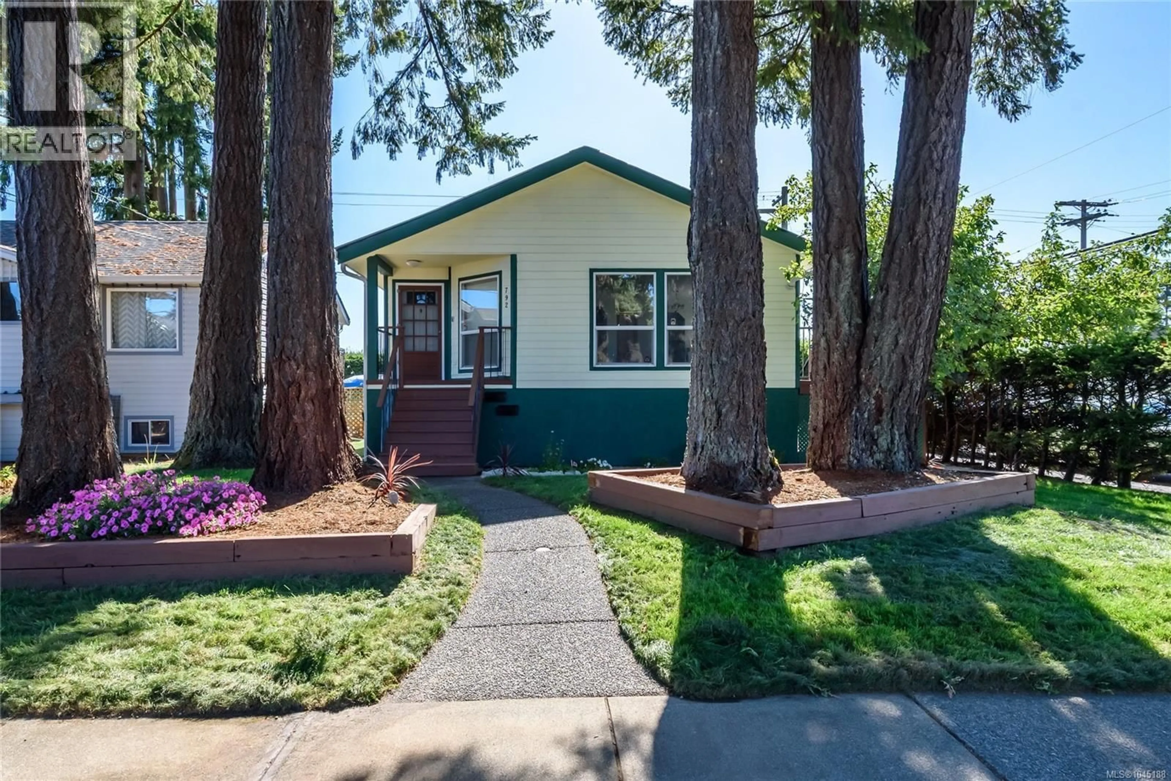 Home with vinyl exterior material, street for 792 12TH STREET, Courtenay British Columbia V9N1V4