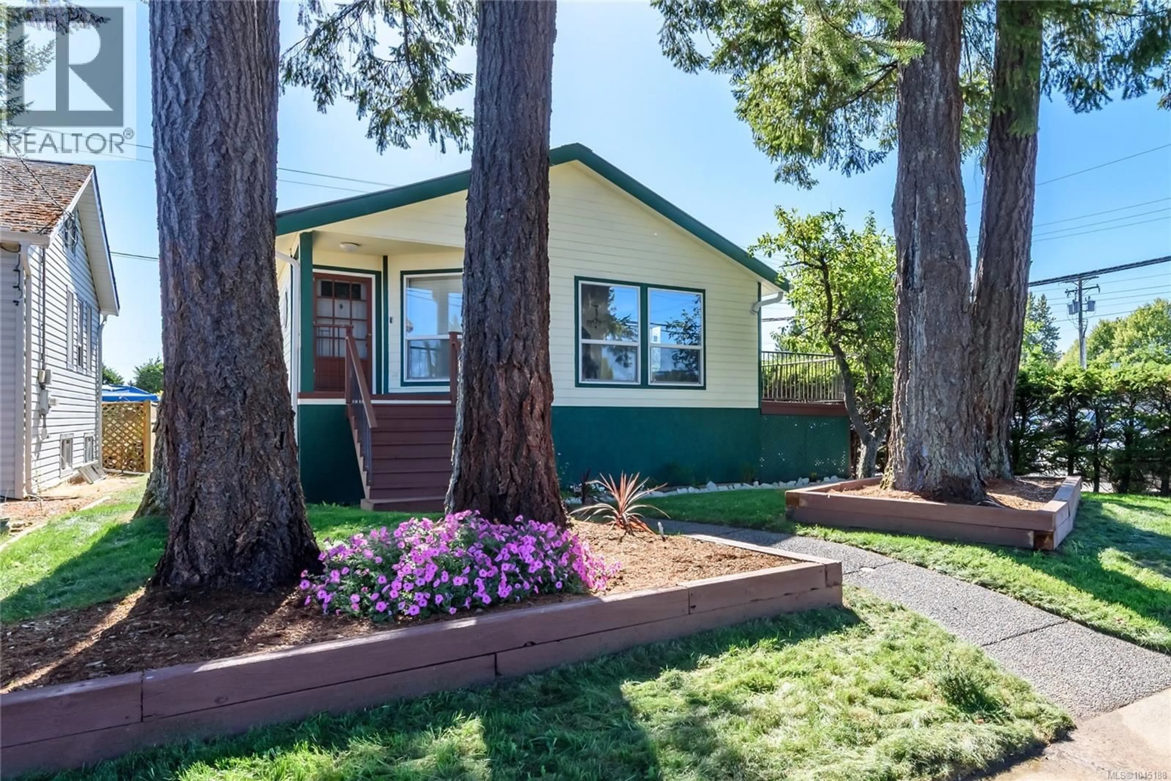 Home with vinyl exterior material, street for 792 12TH STREET, Courtenay British Columbia V9N1V4