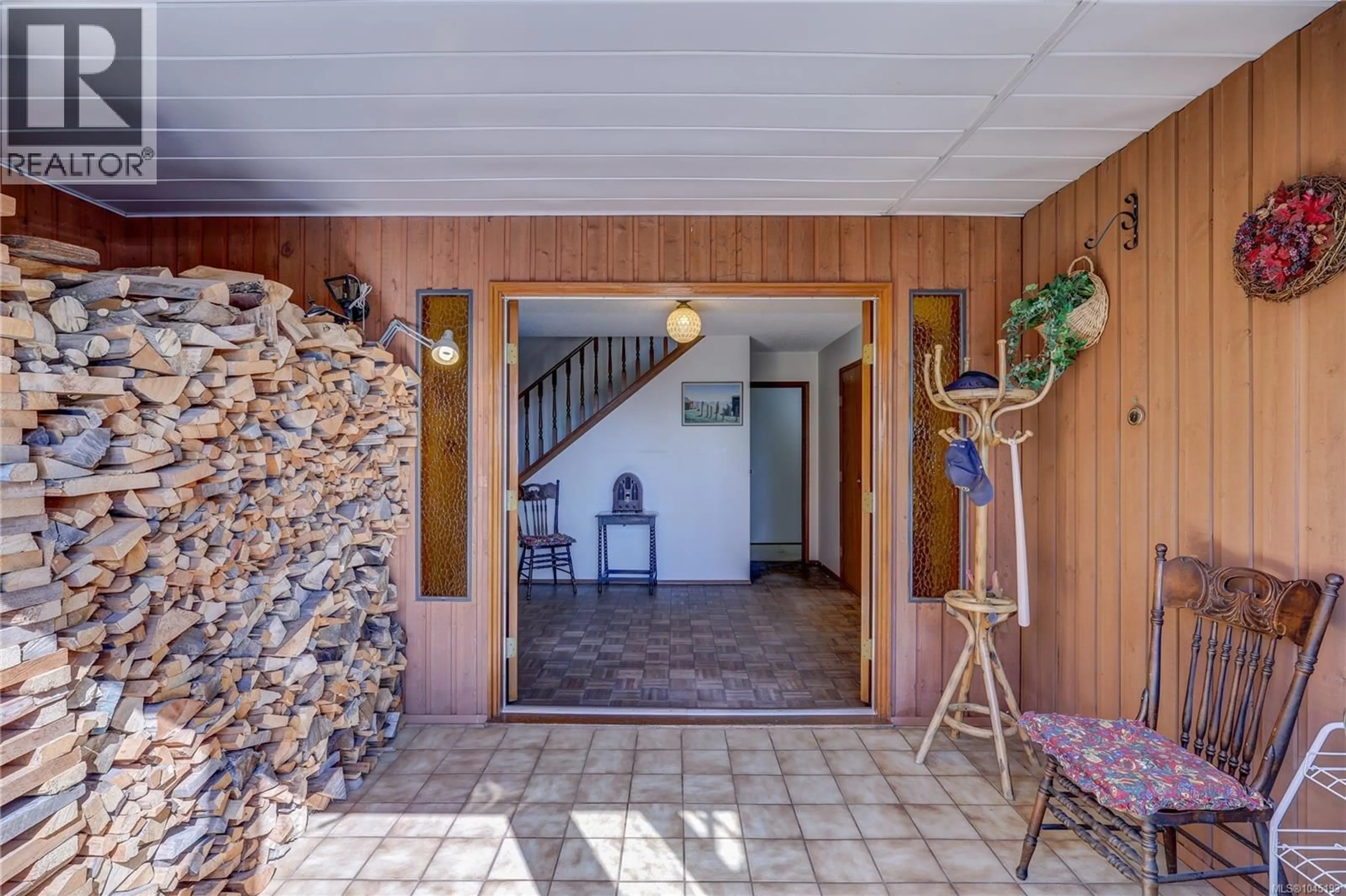 Indoor foyer for 162 SIR LANCELOT PLACE, Nanaimo British Columbia V9T4K4