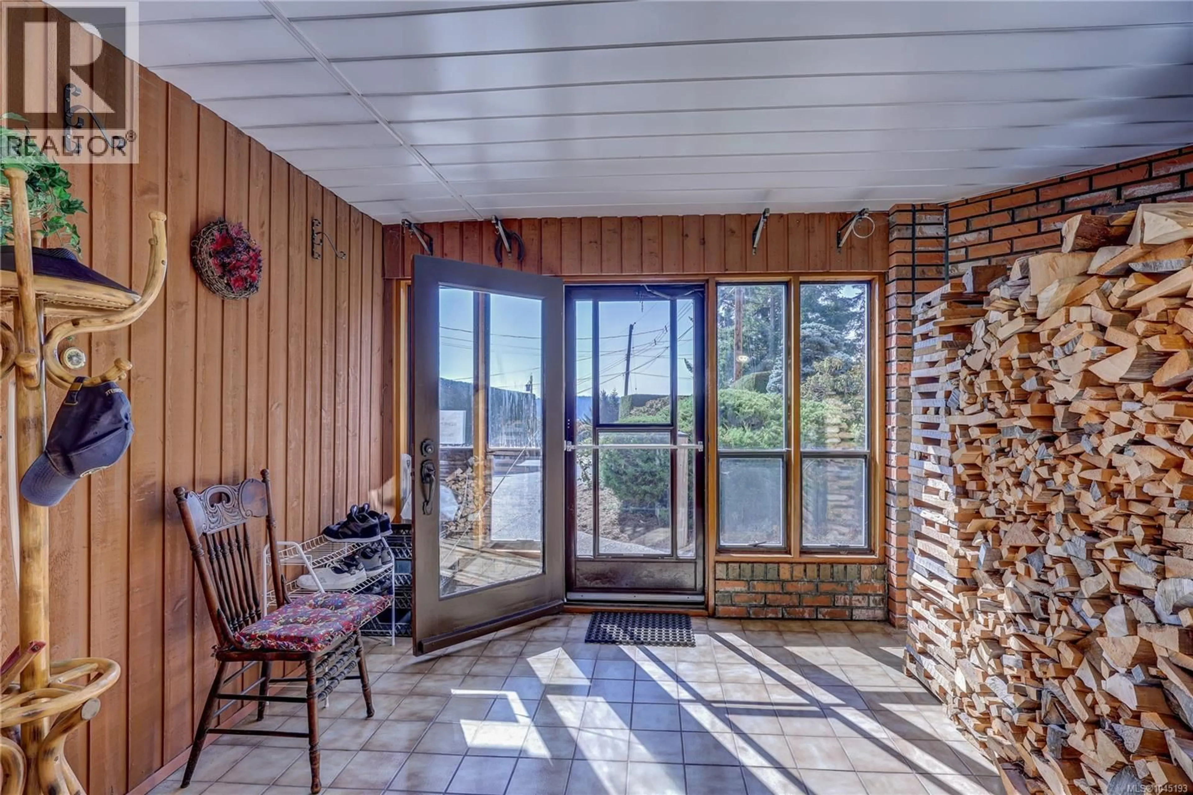 Indoor foyer for 162 SIR LANCELOT PLACE, Nanaimo British Columbia V9T4K4