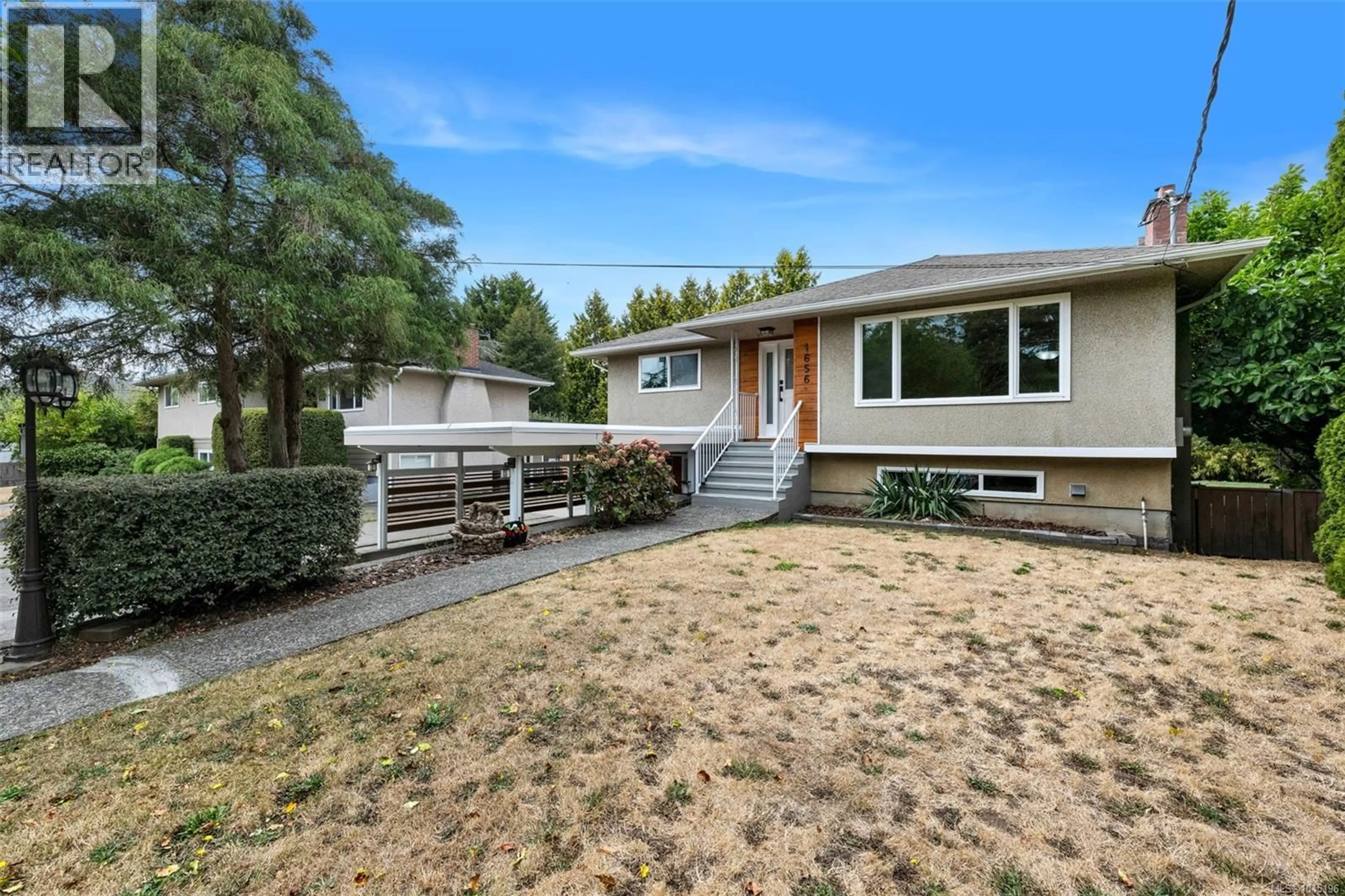 Home with vinyl exterior material, unknown for 1656 STANHOPE PLACE, Saanich British Columbia V8P1Y1