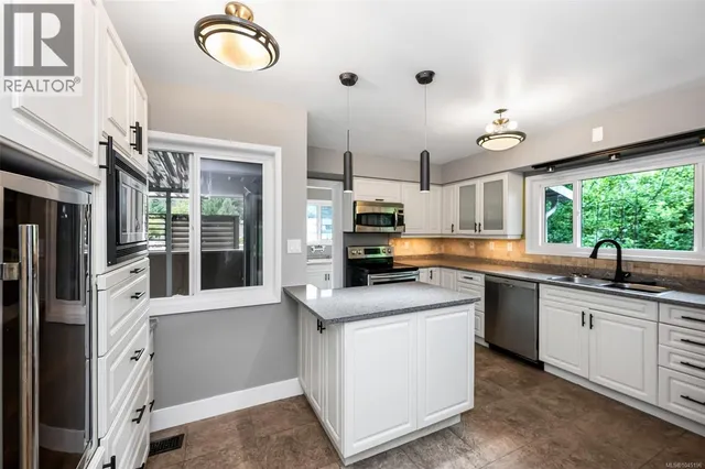 1656 STANHOPE PLACE, Saanich 2