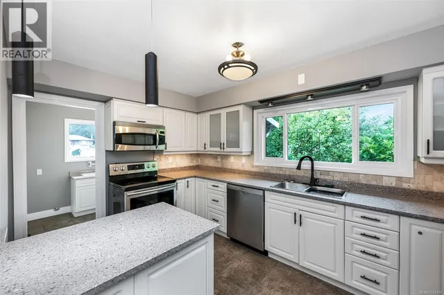 1656 STANHOPE PLACE, Saanich 3