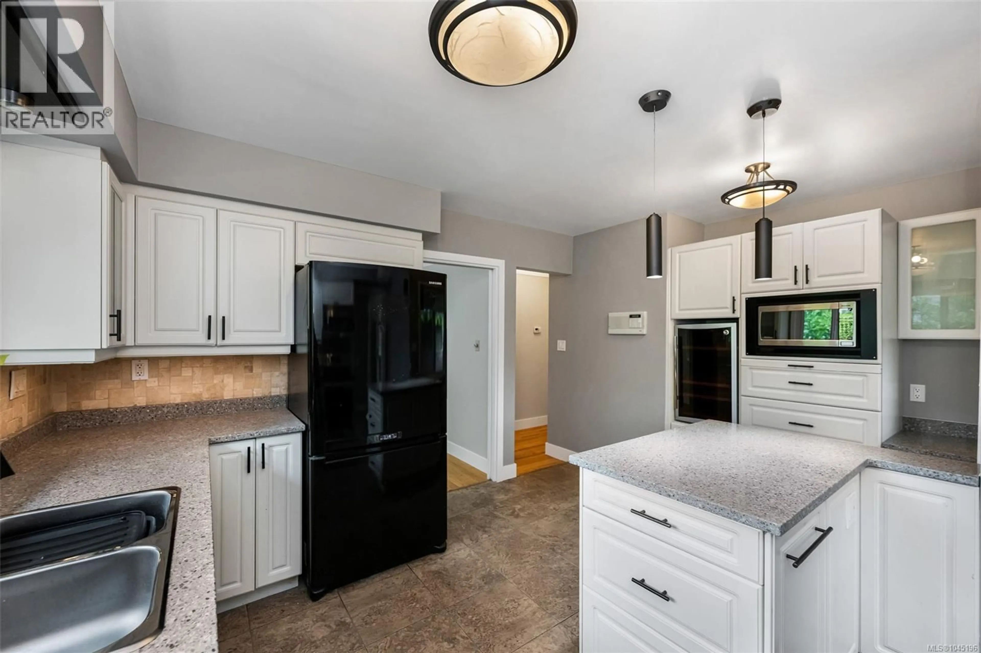 Unknown for 1656 STANHOPE PLACE, Saanich British Columbia V8P1Y1