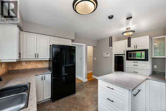 1656 STANHOPE PLACE, Saanich 4