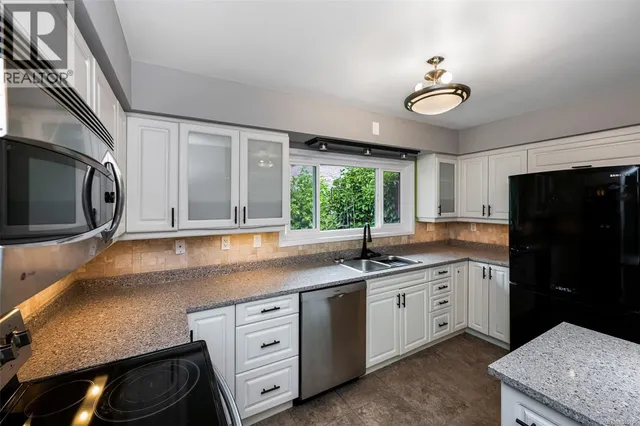1656 STANHOPE PLACE, Saanich 5