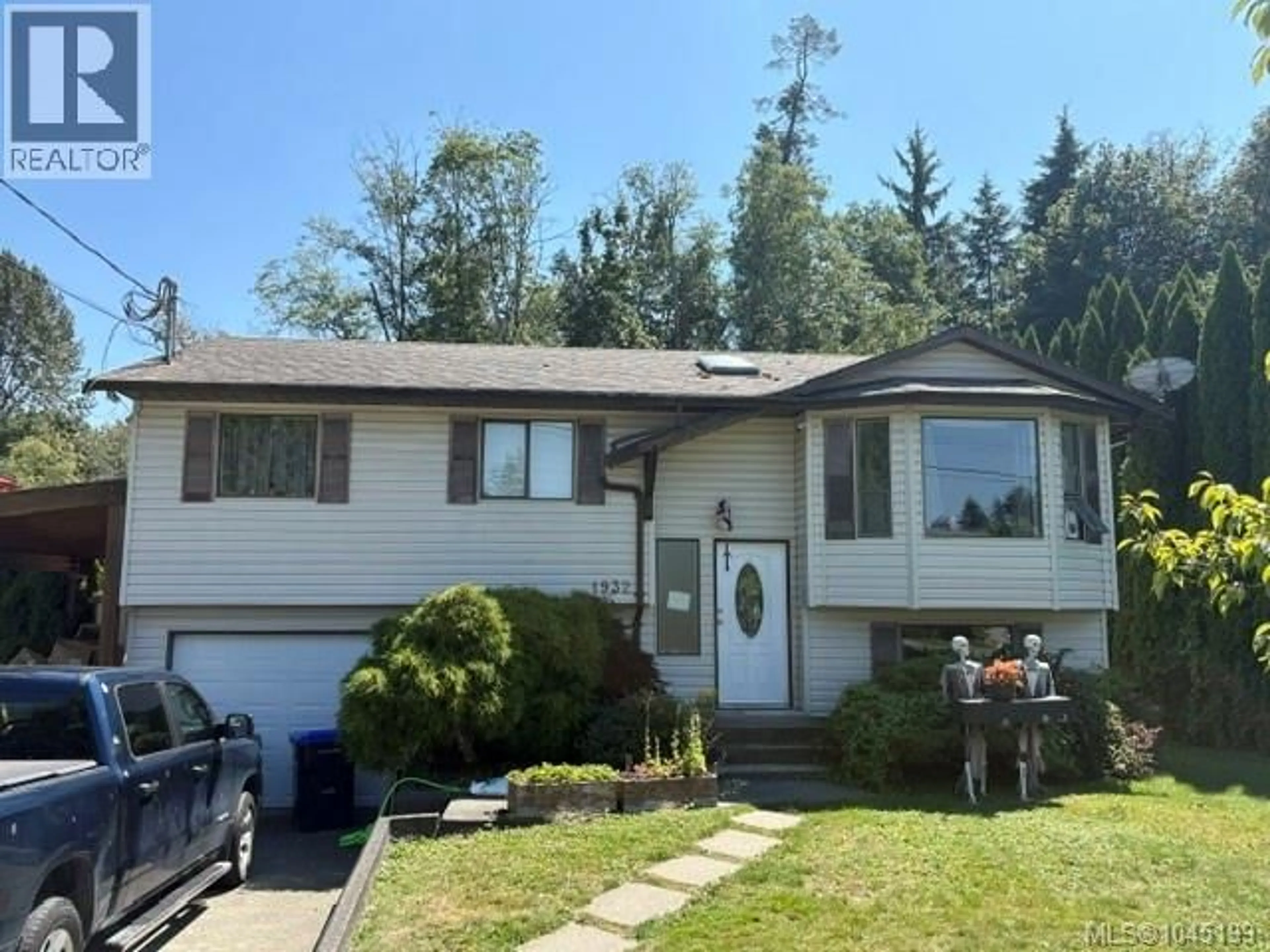 Home with vinyl exterior material, street for 1932 EMBLETON CRESCENT, Courtenay British Columbia V9N6N8