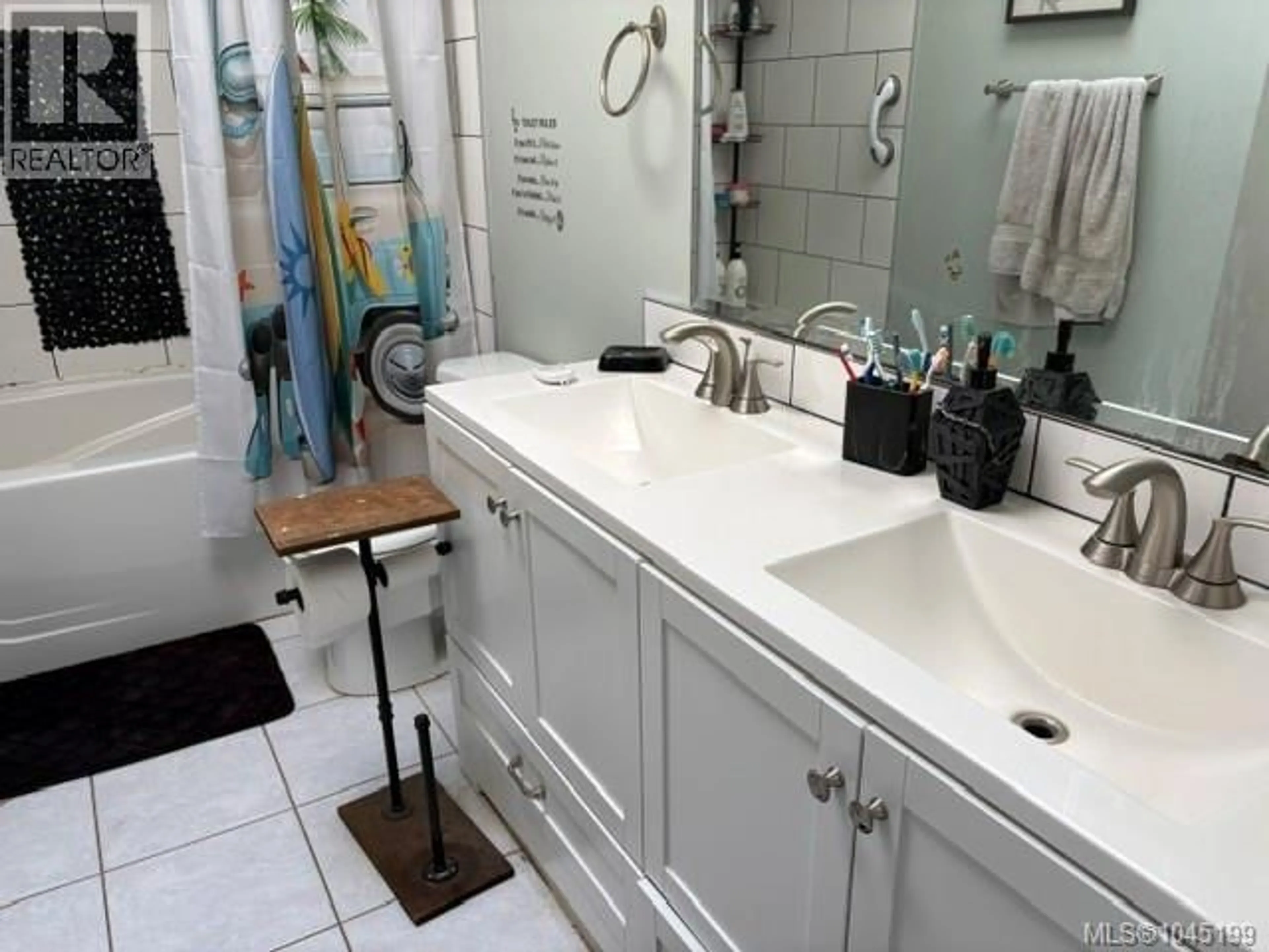 Contemporary bathroom, ceramic/tile floor for 1932 EMBLETON CRESCENT, Courtenay British Columbia V9N6N8