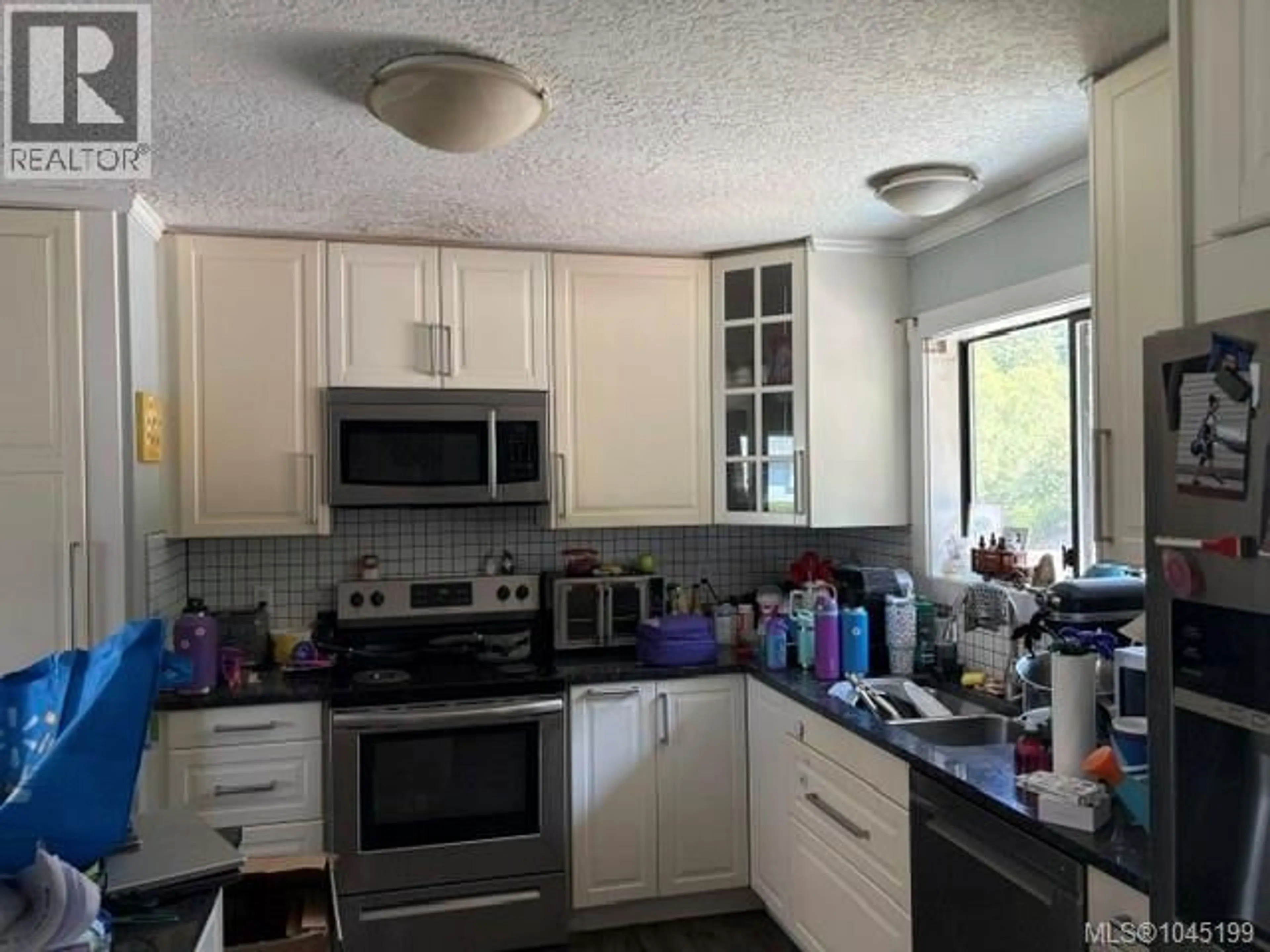 Standard kitchen, unknown for 1932 EMBLETON CRESCENT, Courtenay British Columbia V9N6N8