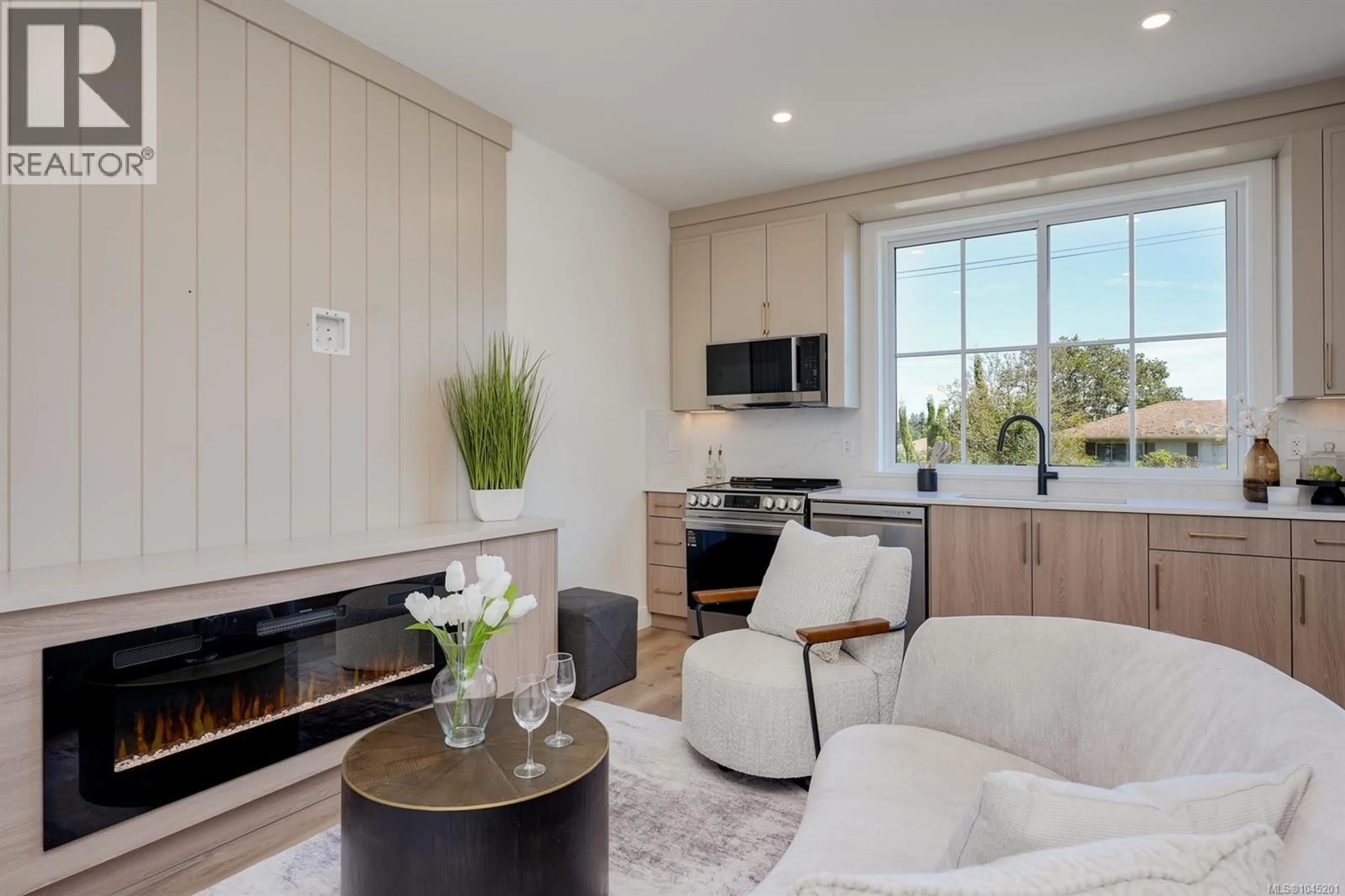 Living room with furniture, unknown for 1 - 4068 TUXEDO DRIVE, Saanich British Columbia V8X2L3