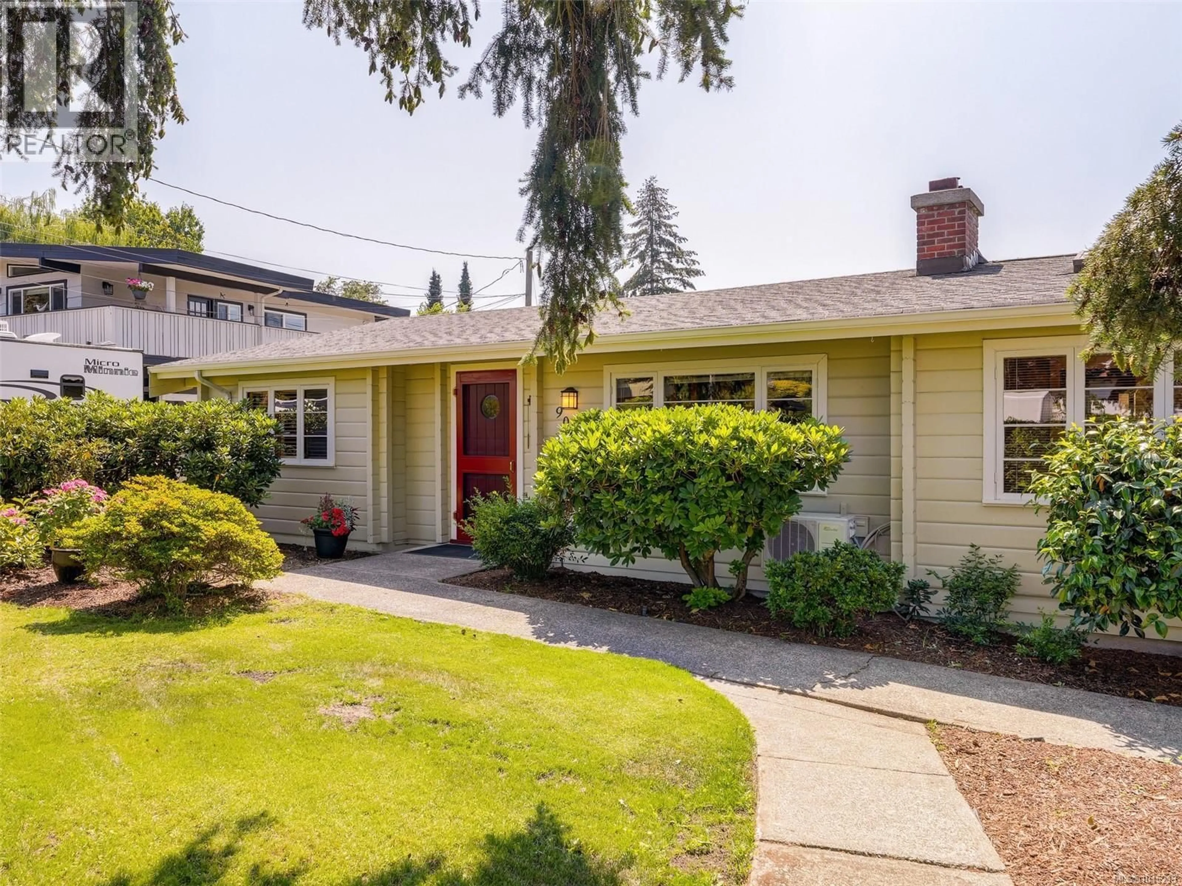 Home with vinyl exterior material, street for 901 VERDIER AVENUE, Central Saanich British Columbia V8M1B3