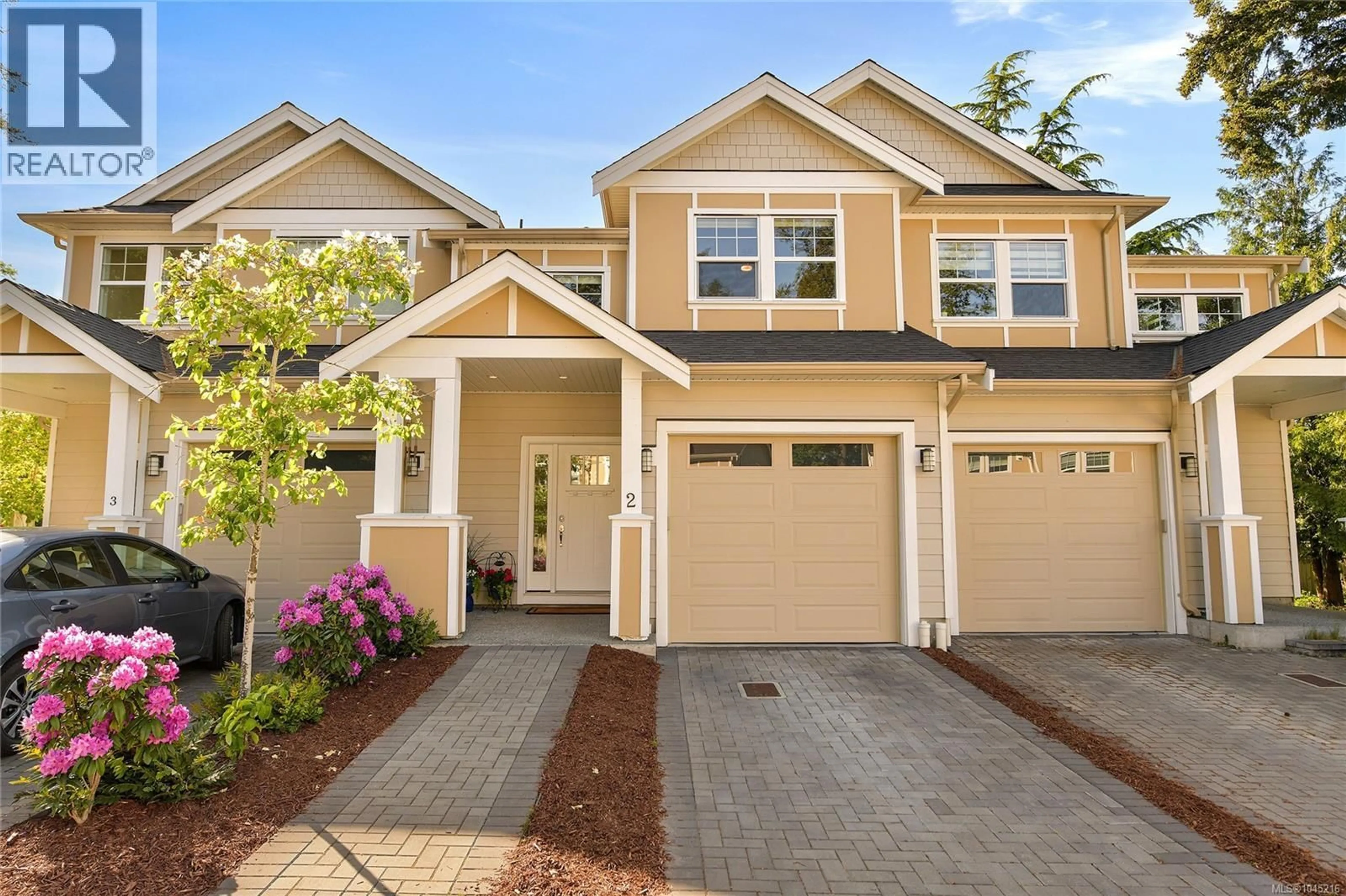 Home with vinyl exterior material, street for 2 - 4487 WILKINSON ROAD, Saanich British Columbia V8Z5C2
