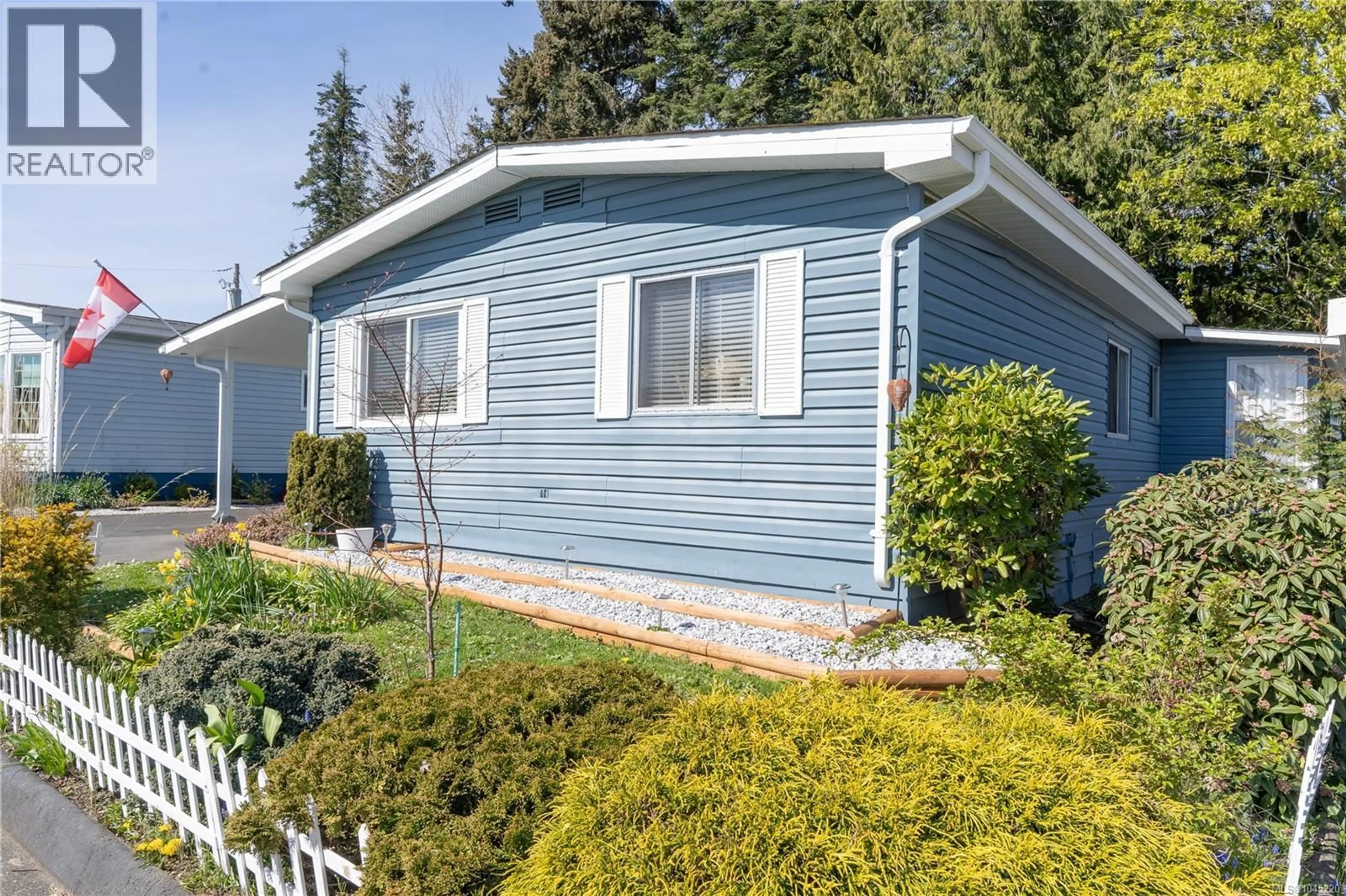 Home with vinyl exterior material, street for 33 - 7701 CENTRAL SAANICH ROAD, Central Saanich British Columbia V8M1X3
