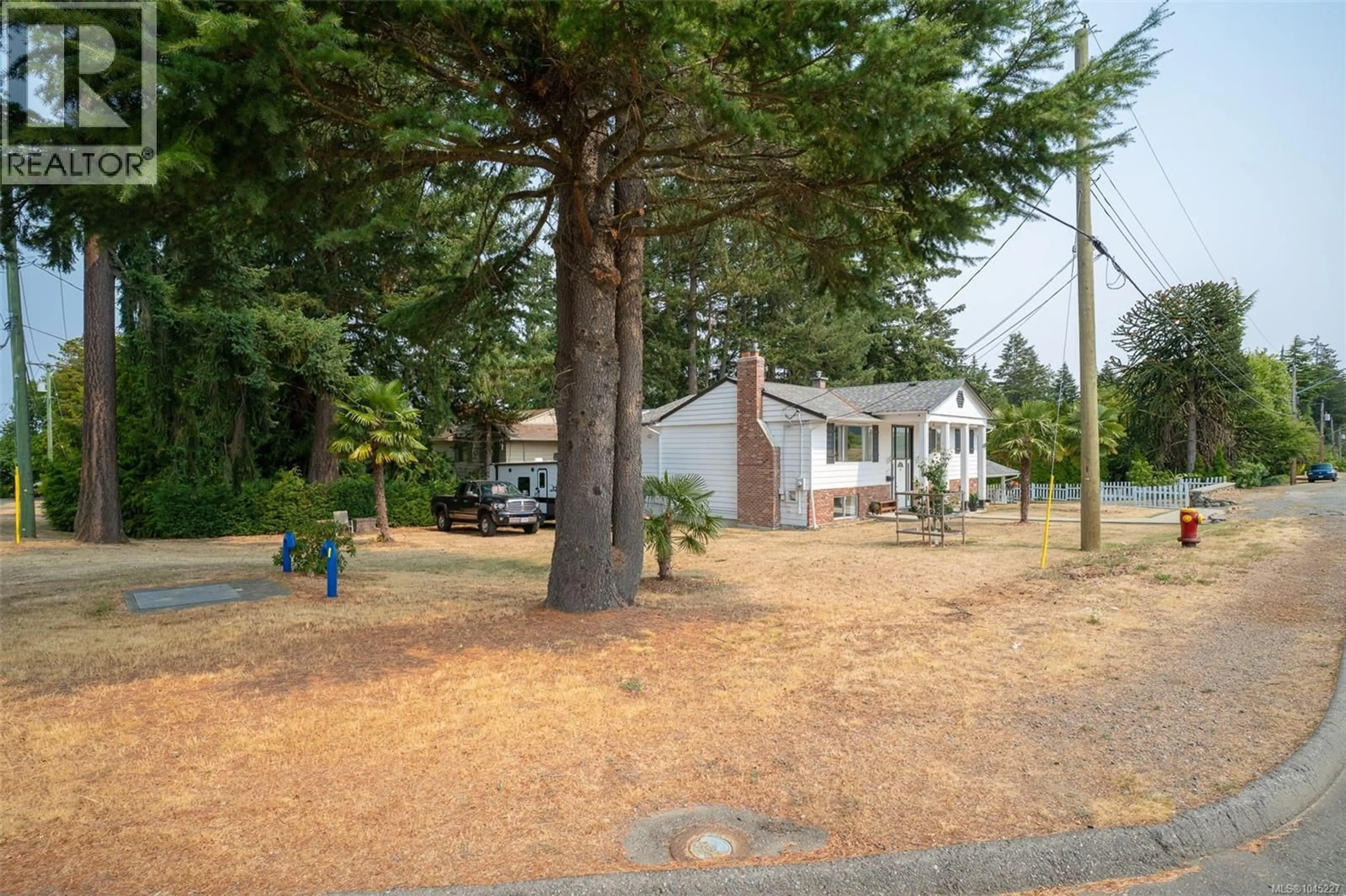 A pic from outside/outdoor area/front of a property/back of a property/a pic from drone, street for 2490 HIGHLAND BOULEVARD, Nanaimo British Columbia V9S3N7