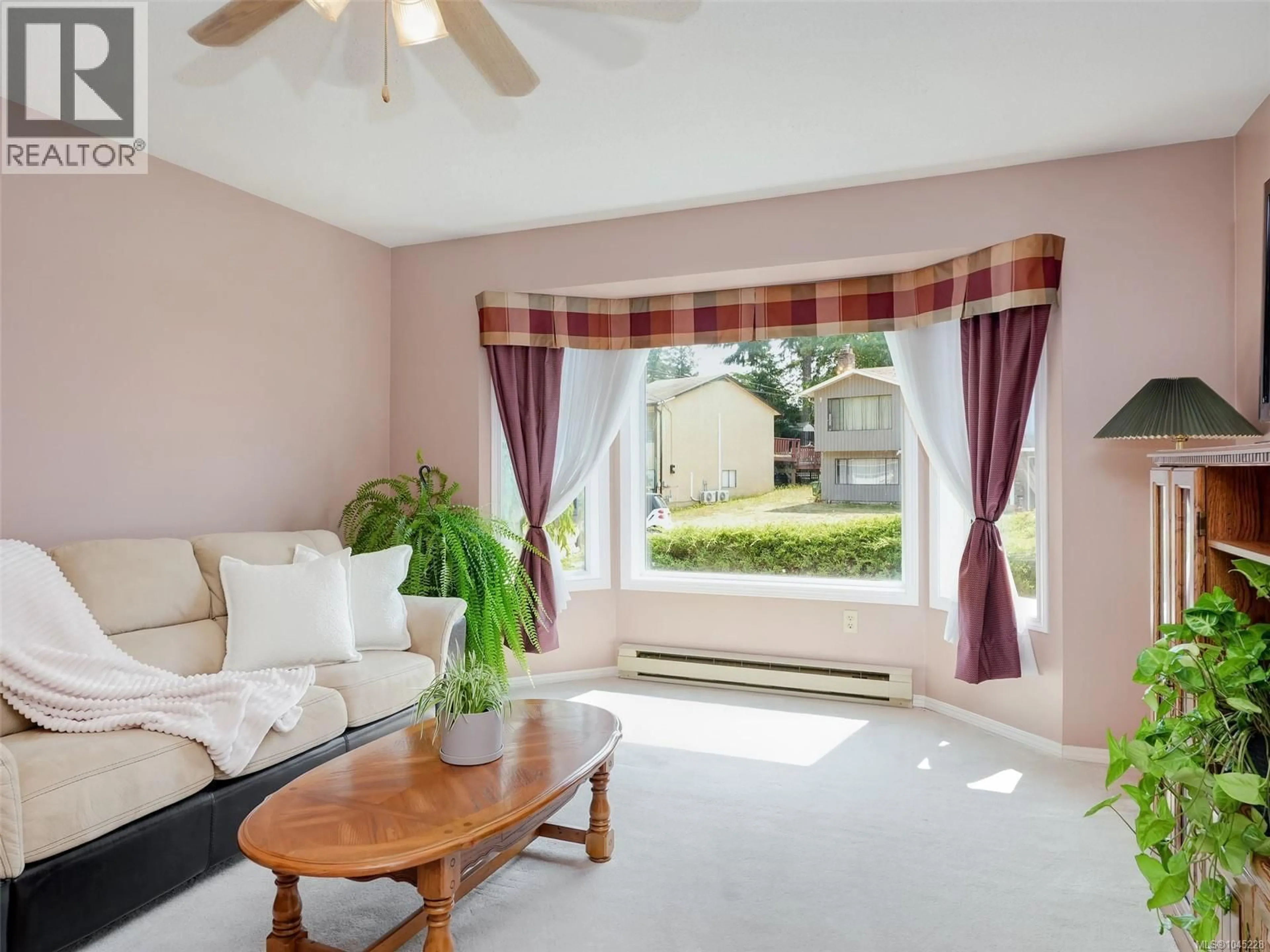 Living room with furniture, unknown for 1867 DEBORAH DRIVE, Duncan British Columbia V9L5A5