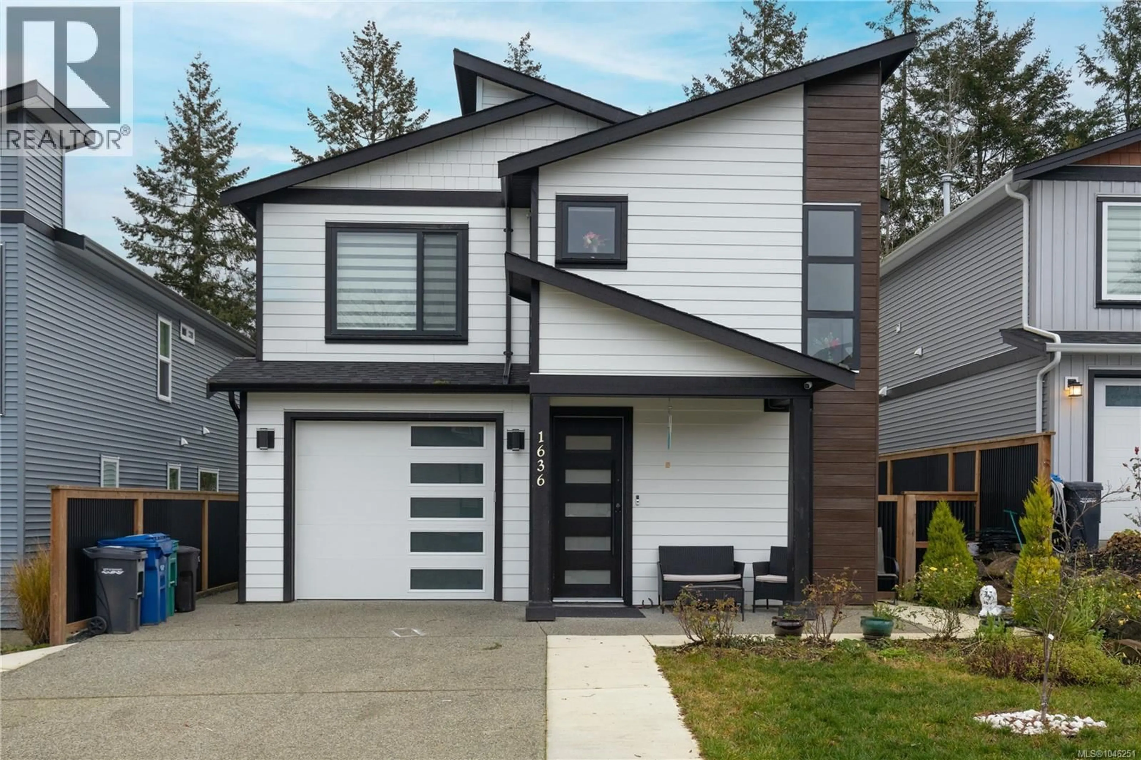 Home with vinyl exterior material, street for 1636 ROBERTA ROAD SOUTH, Nanaimo British Columbia V9X0B6