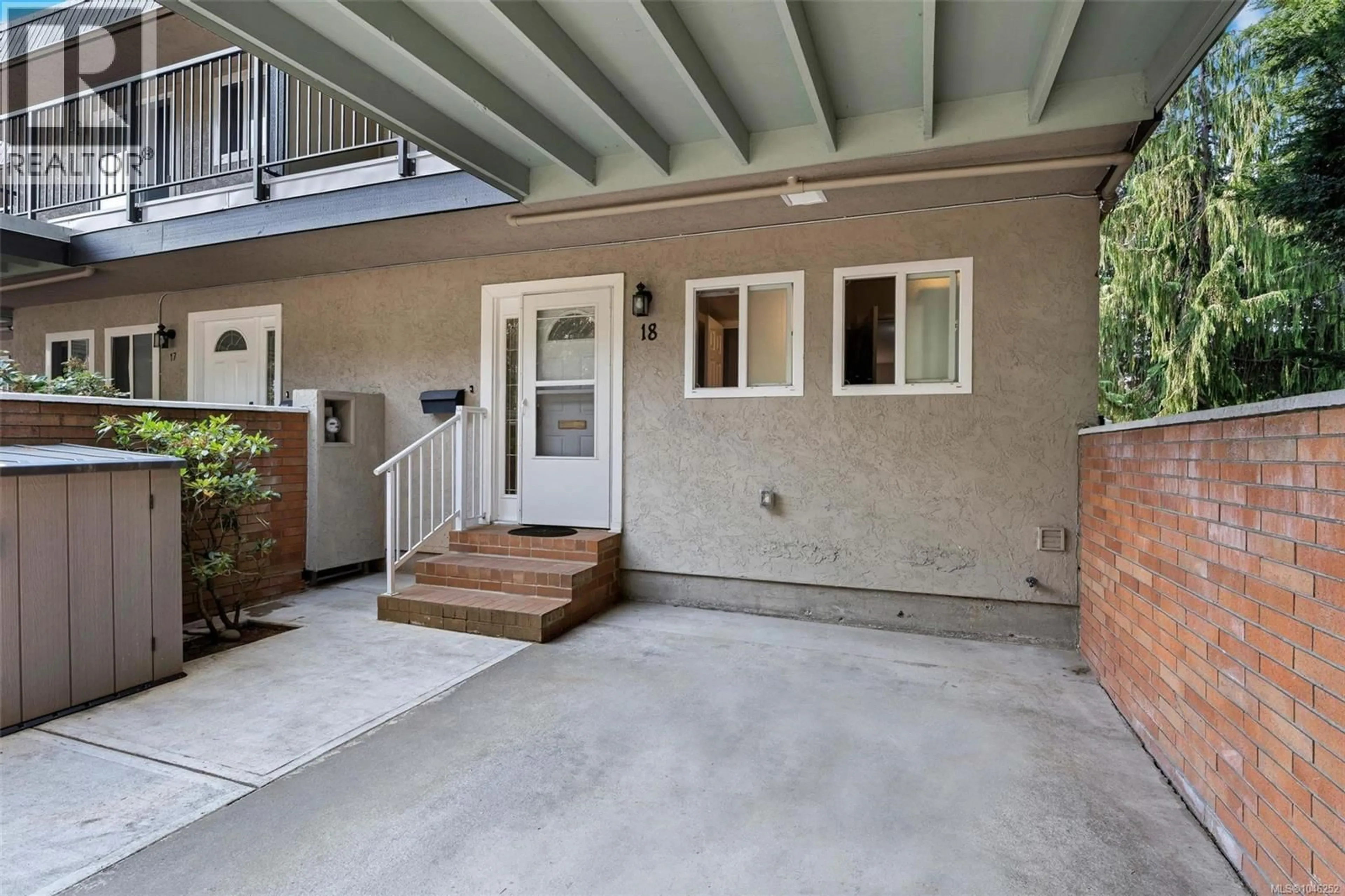 Indoor entryway for 18 - 1701 MCKENZIE AVENUE, Saanich British Columbia V8N1A6