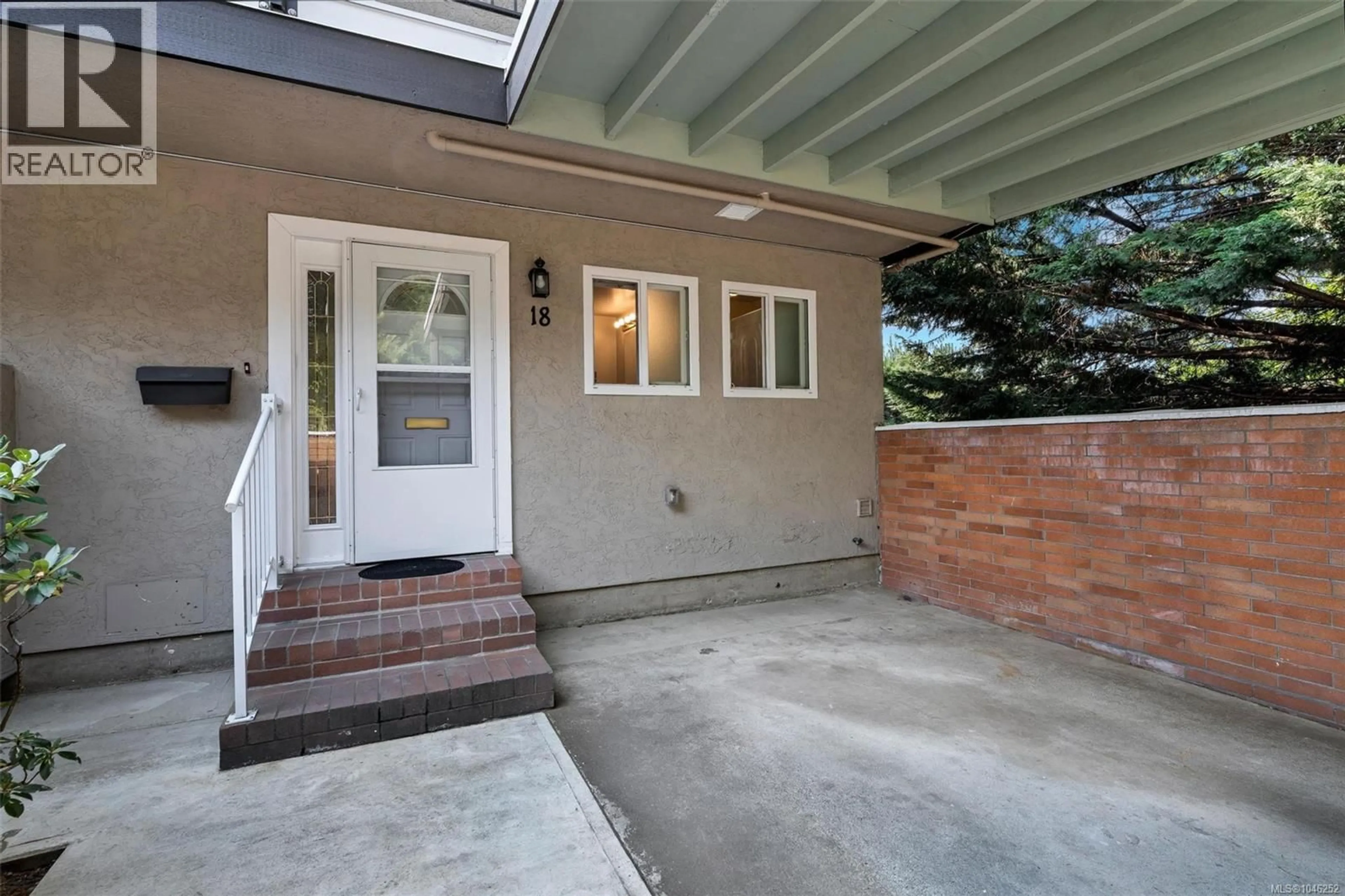 Indoor entryway for 18 - 1701 MCKENZIE AVENUE, Saanich British Columbia V8N1A6