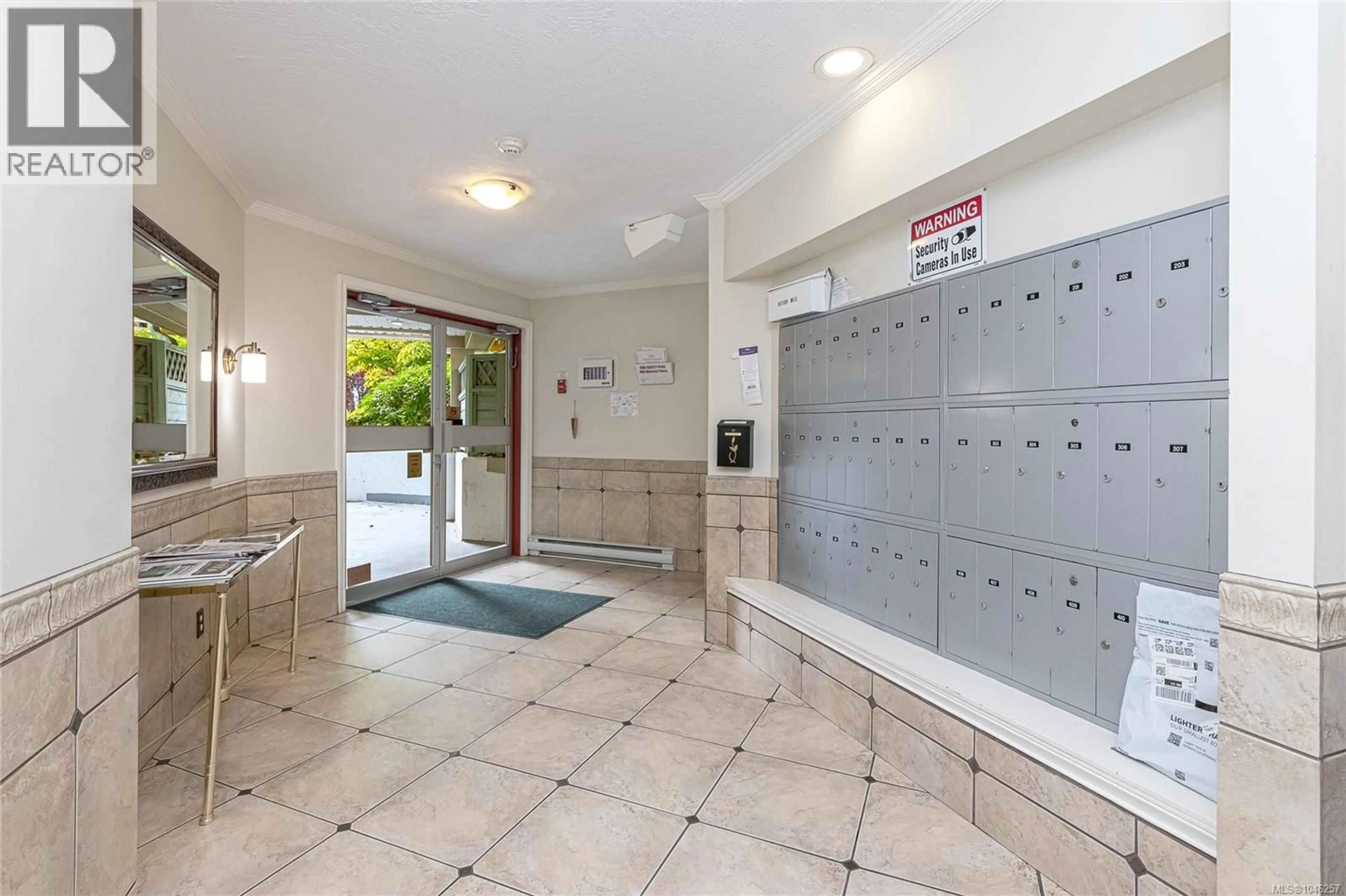 Indoor foyer for 102 - 490 MARSETT PLACE, Saanich British Columbia V8Z7J1