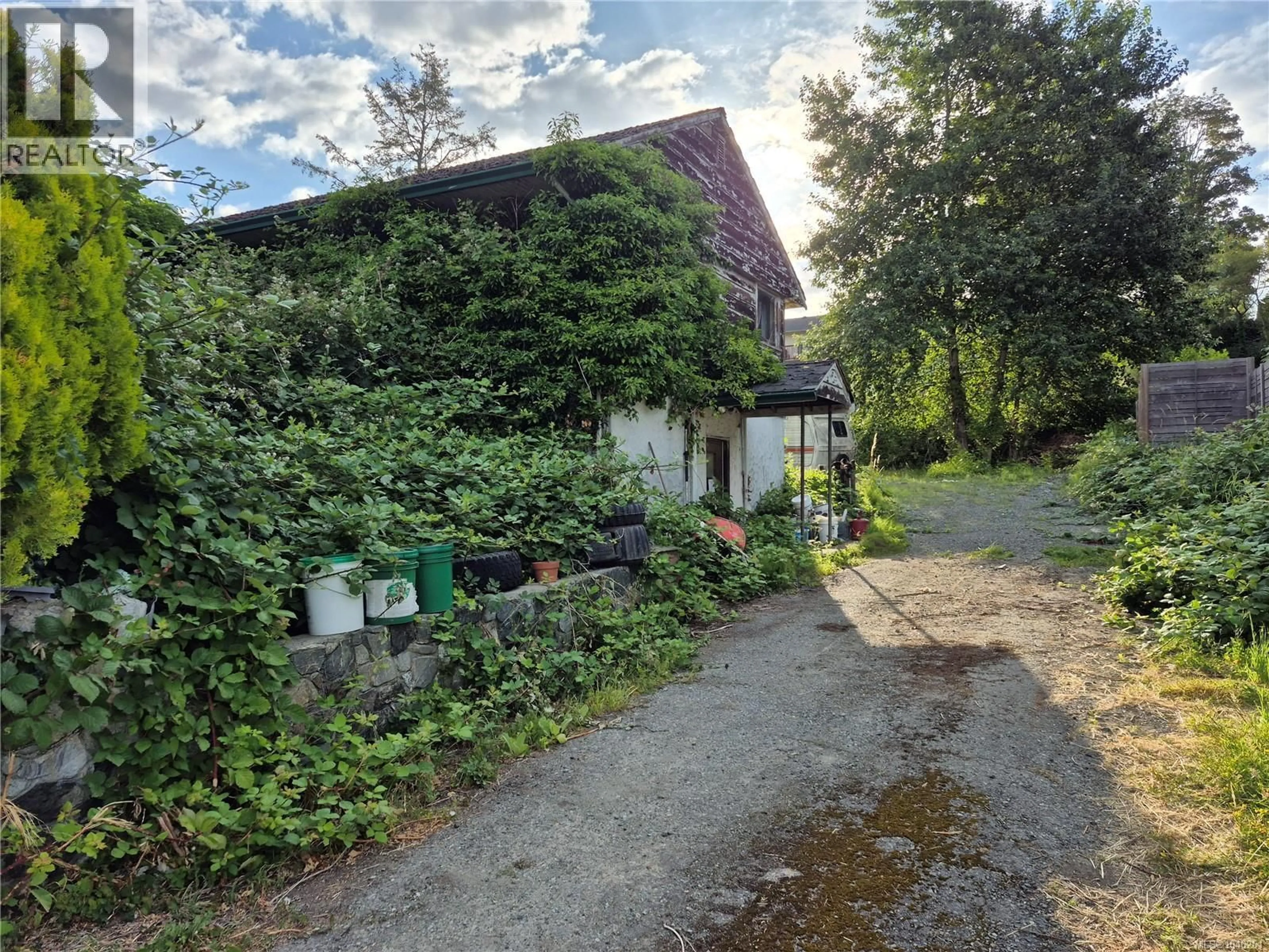 A pic from outside/outdoor area/front of a property/back of a property/a pic from drone, street for 4129 GILLIE ROAD, Saanich British Columbia V9E2C7
