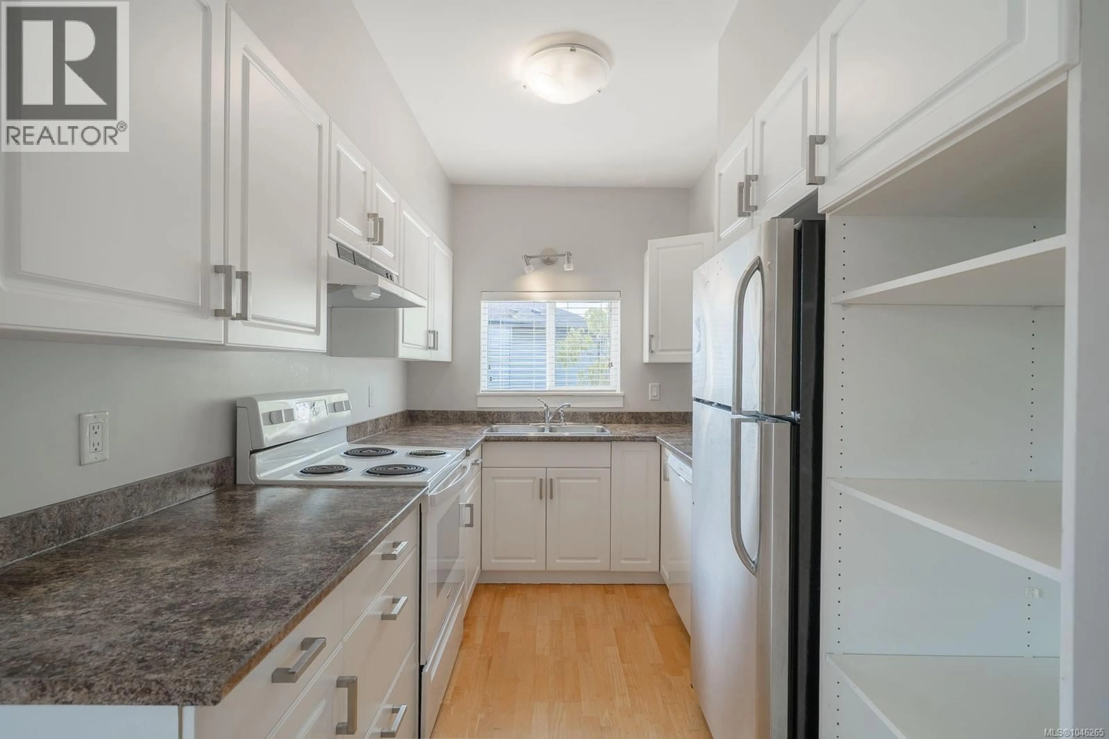 Standard kitchen, unknown for 121 HAREWOOD ROAD, Nanaimo British Columbia V9R2Y7