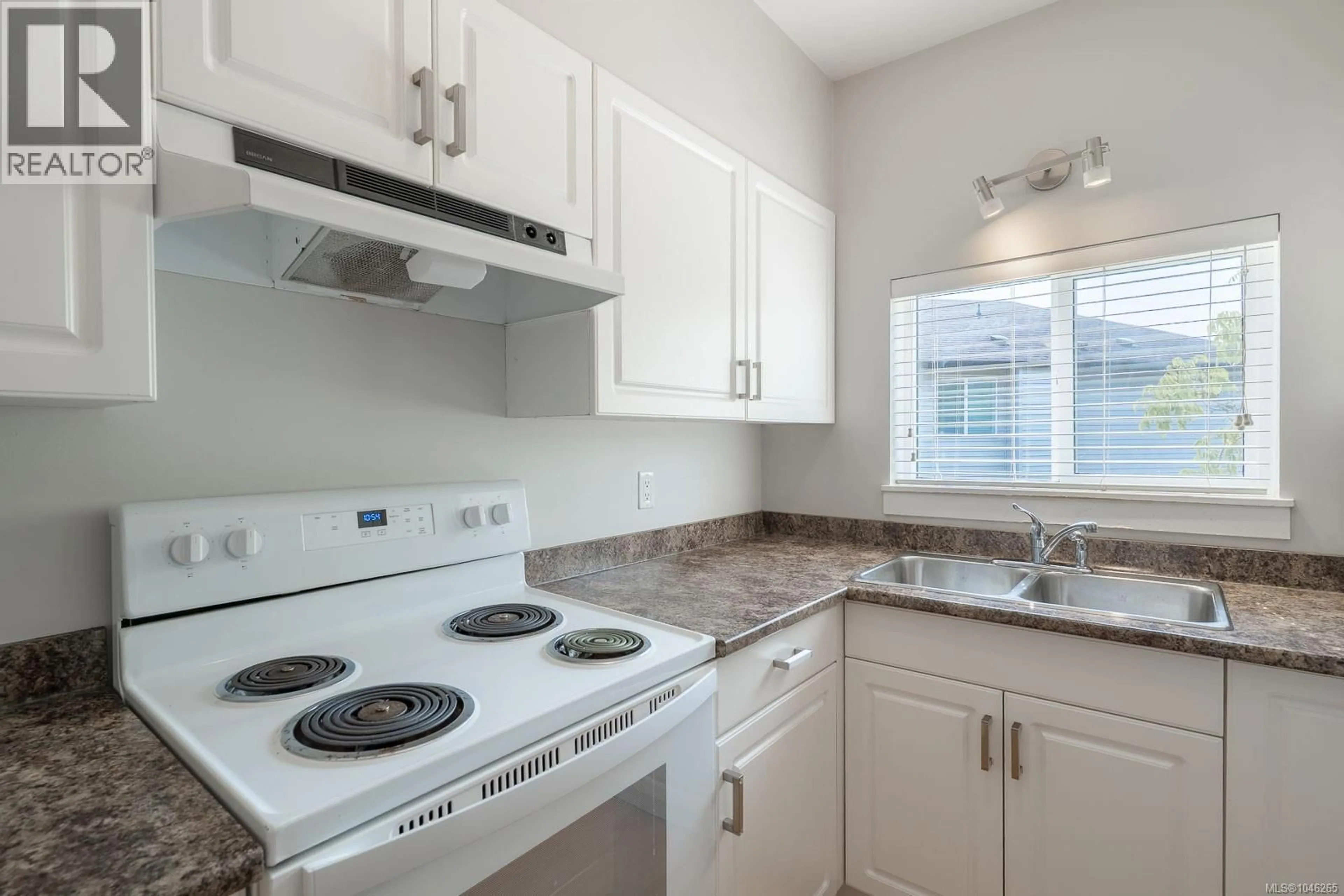 Standard kitchen, unknown for 121 HAREWOOD ROAD, Nanaimo British Columbia V9R2Y7