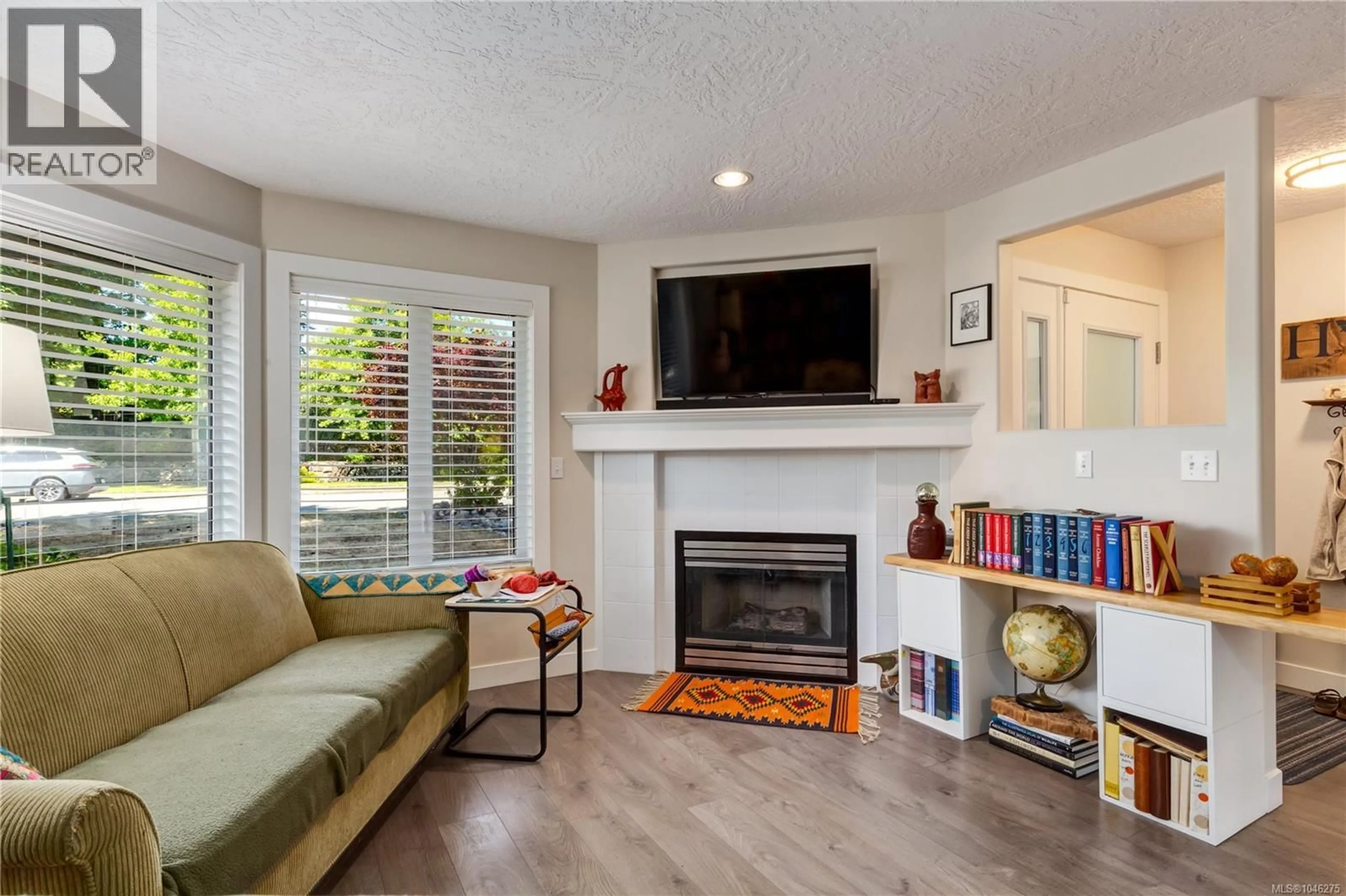 Living room with furniture, wood/laminate floor for 4915 DENFORD PLACE, Nanaimo British Columbia V9V1R3
