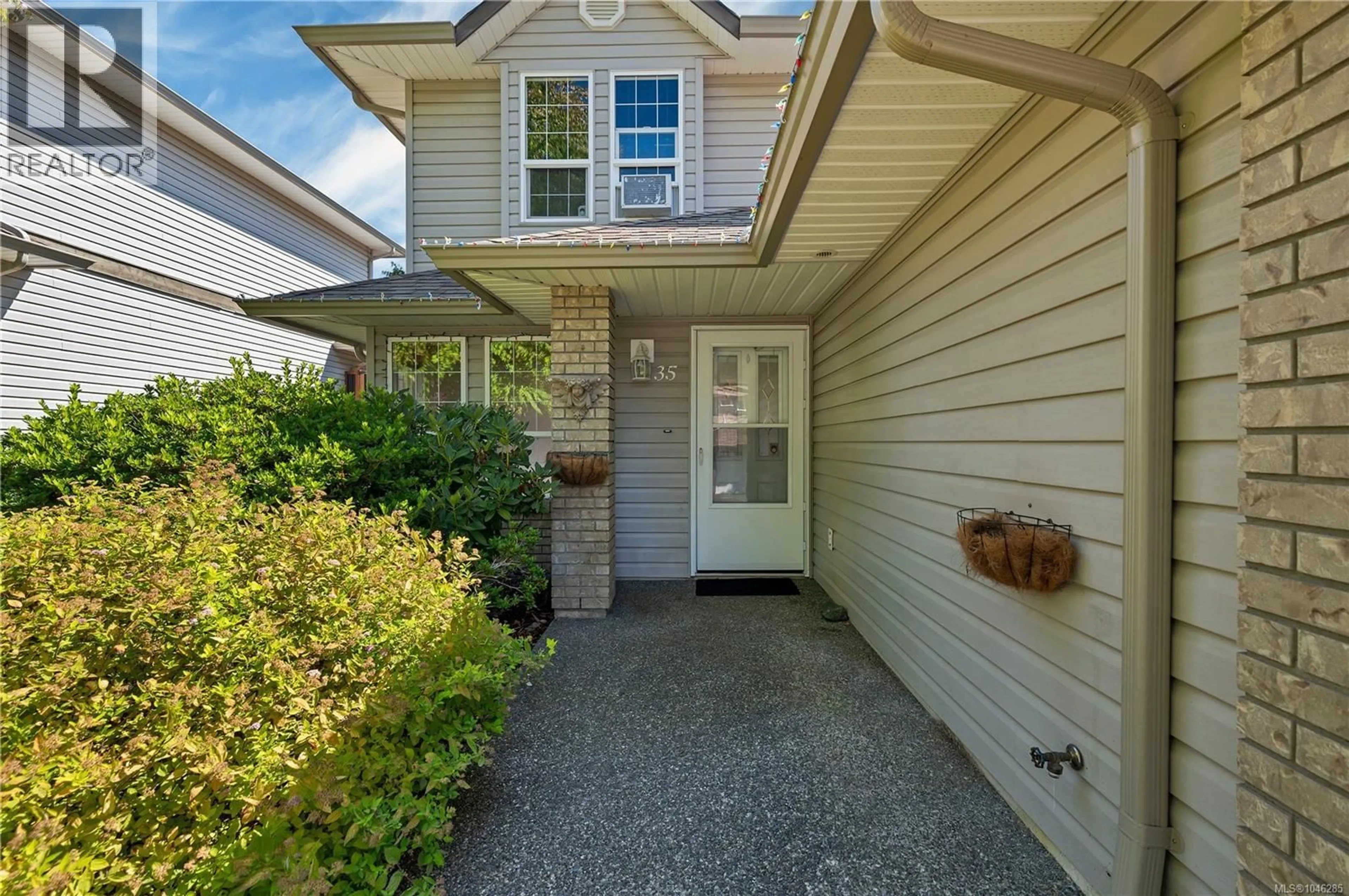 Home with vinyl exterior material, street for 35 - 772 ROBRON ROAD, Campbell River British Columbia V9W7Y9