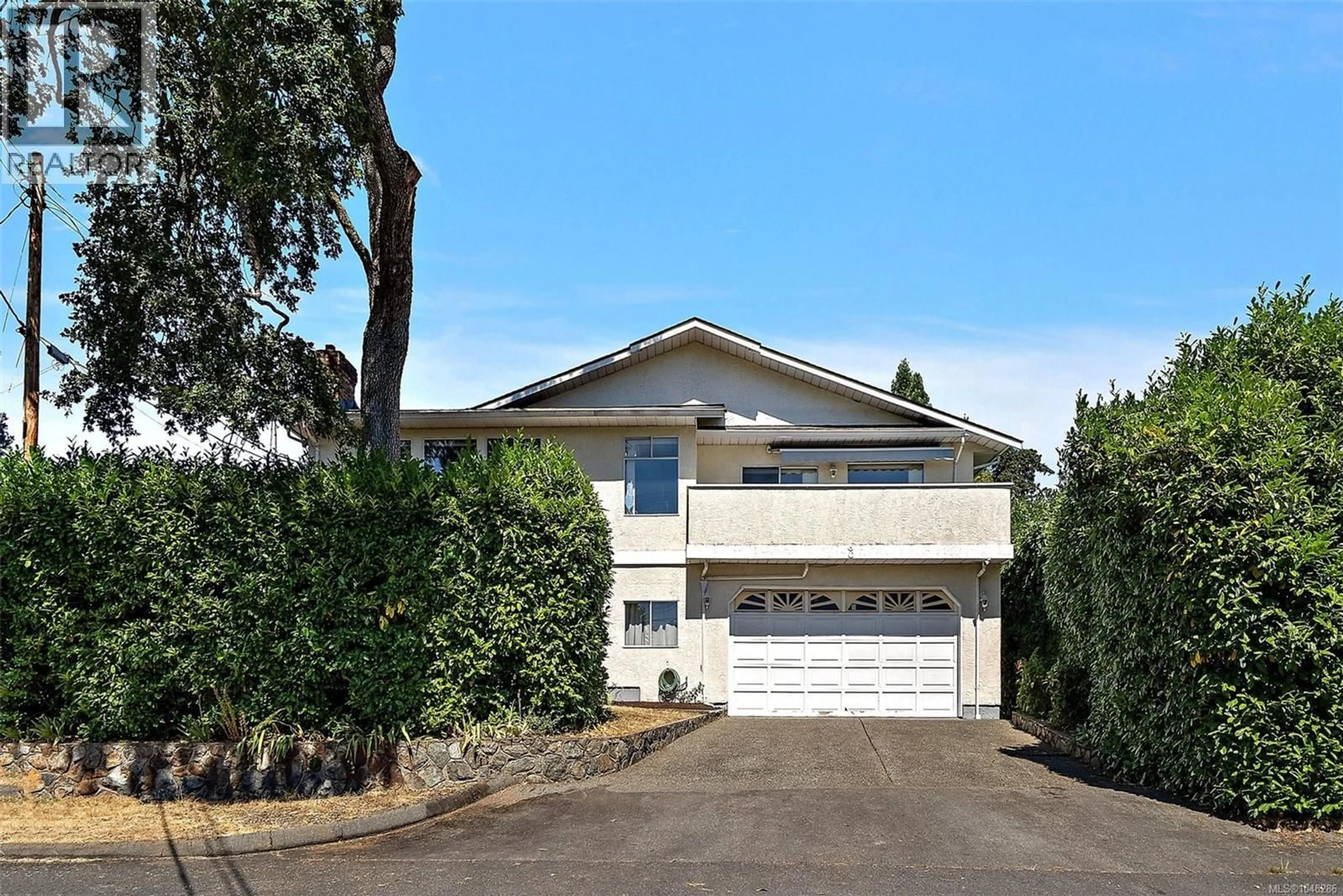 Home with vinyl exterior material, street for 3301 ARGYLE PLACE, Saanich British Columbia V8P5R8
