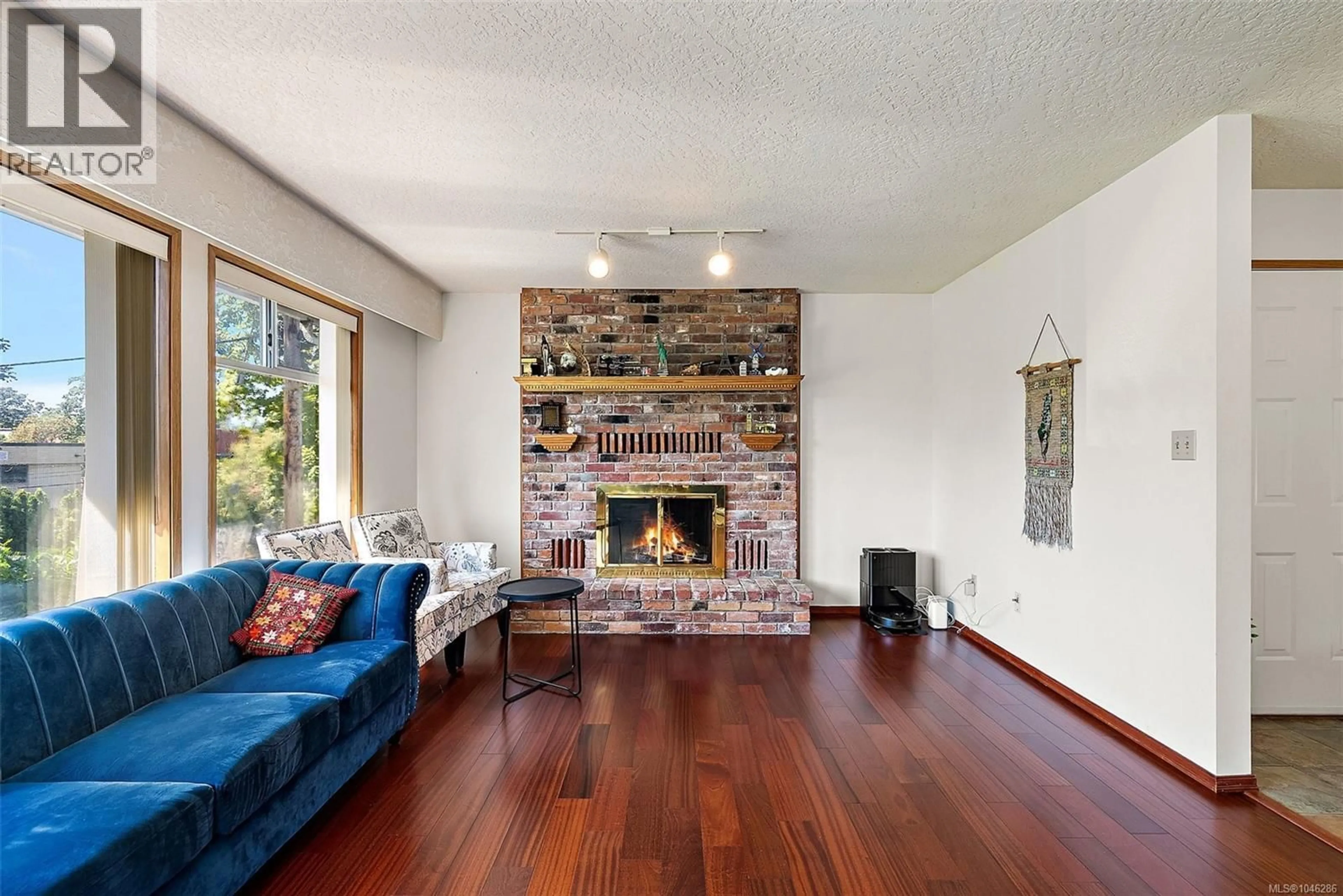Living room with furniture, unknown for 3301 ARGYLE PLACE, Saanich British Columbia V8P5R8