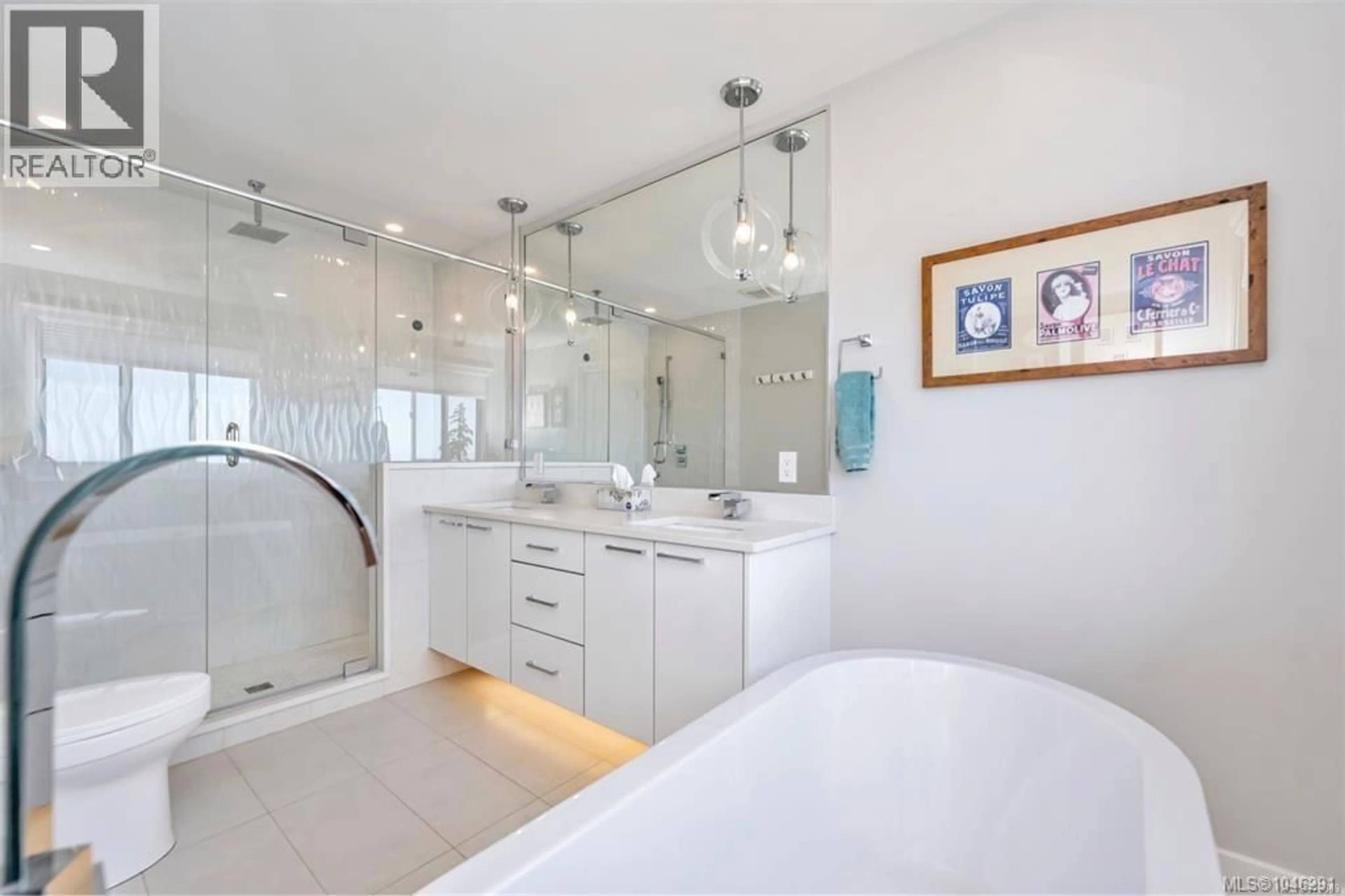Contemporary bathroom, ceramic/tile floor for 528 DELORA DRIVE, Colwood British Columbia V9C0M2
