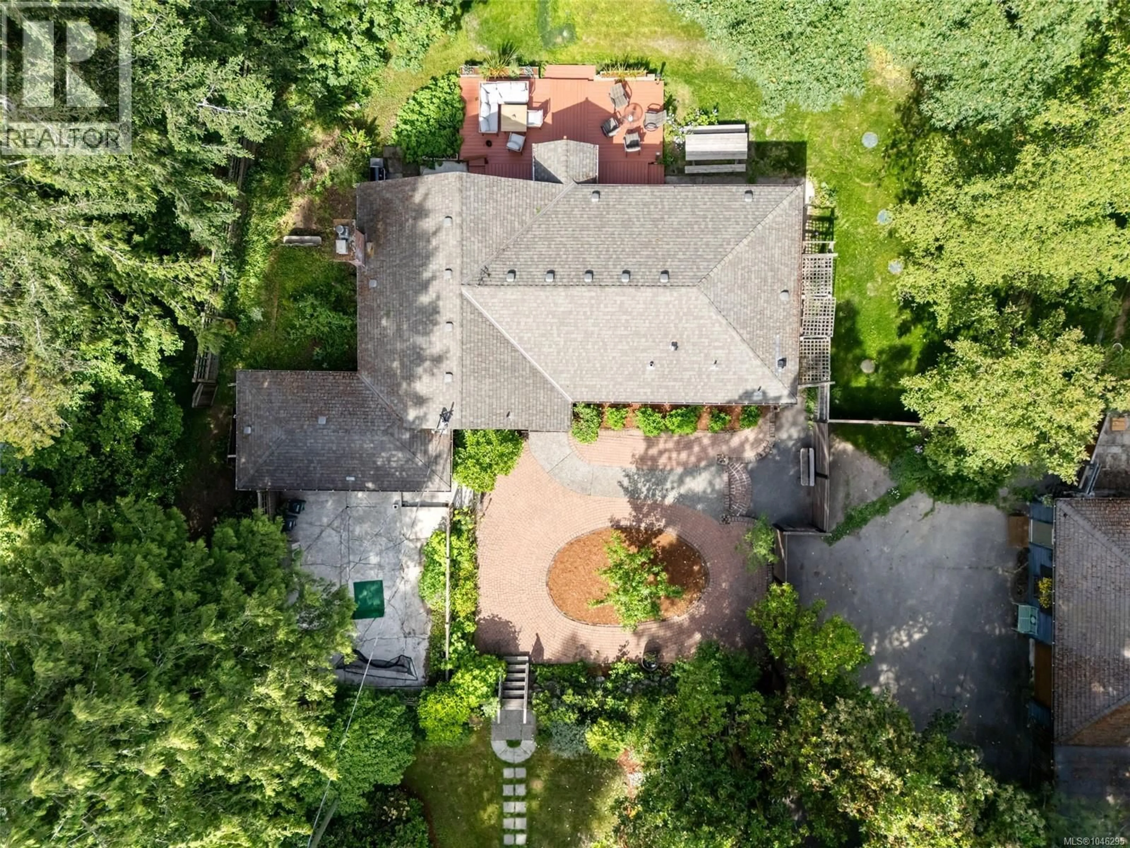 A pic from outside/outdoor area/front of a property/back of a property/a pic from drone, street for 5168 SANTA CLARA AVENUE, Saanich British Columbia V8Y1W4