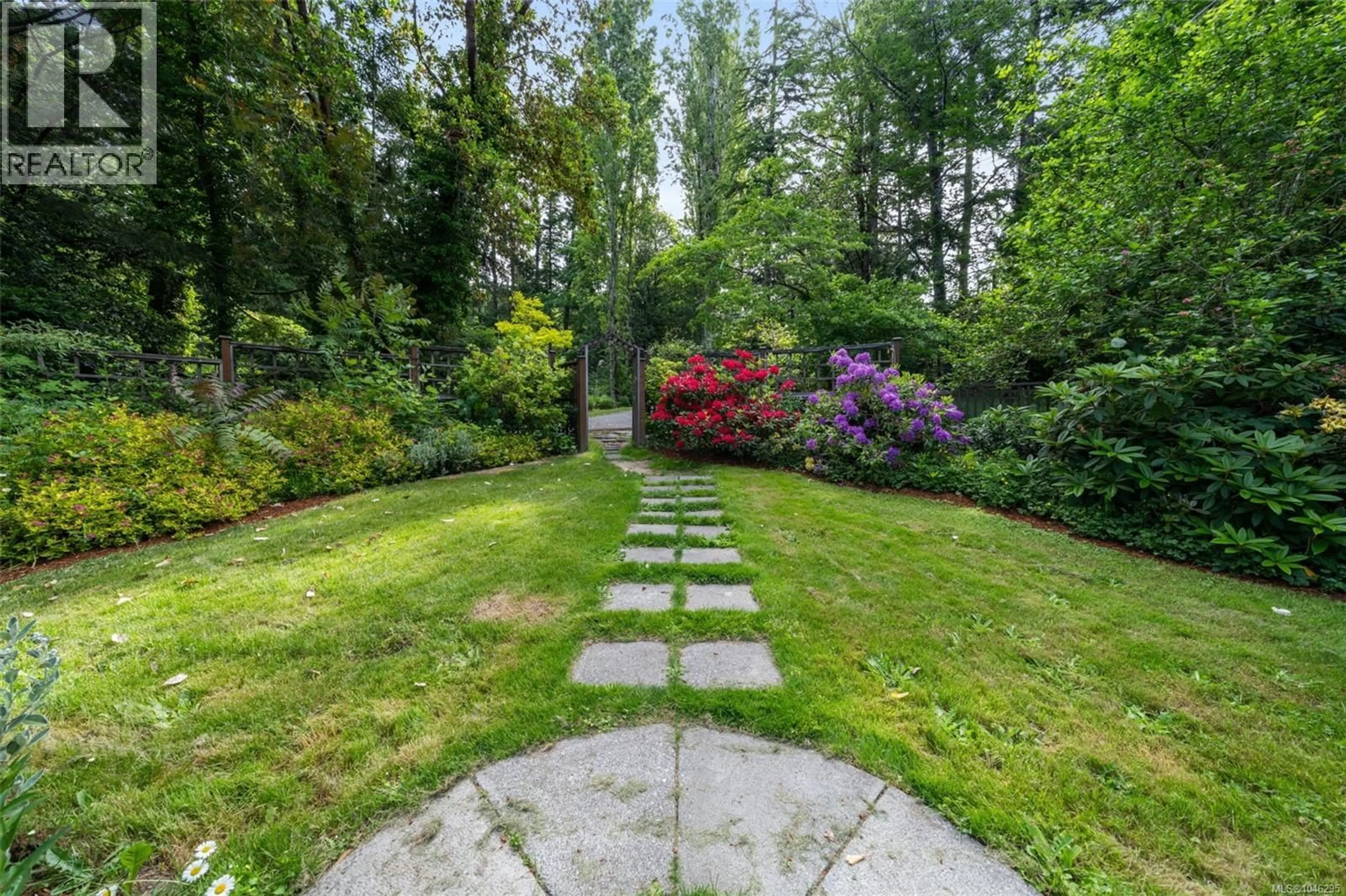 Patio, street for 5168 SANTA CLARA AVENUE, Saanich British Columbia V8Y1W4