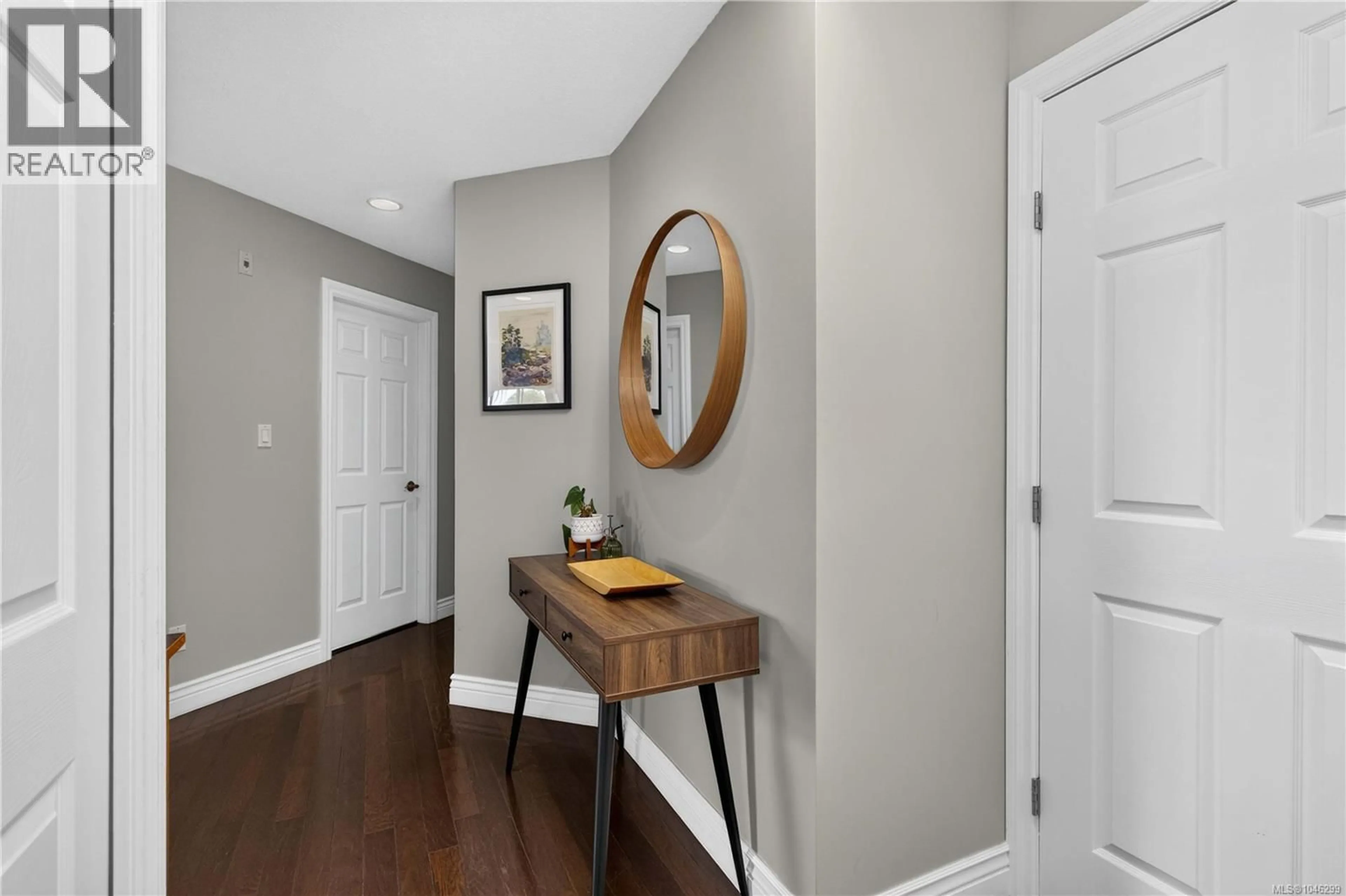 Indoor entryway for 309 - 3724 HARRIET ROAD, Saanich British Columbia V8Z3T2