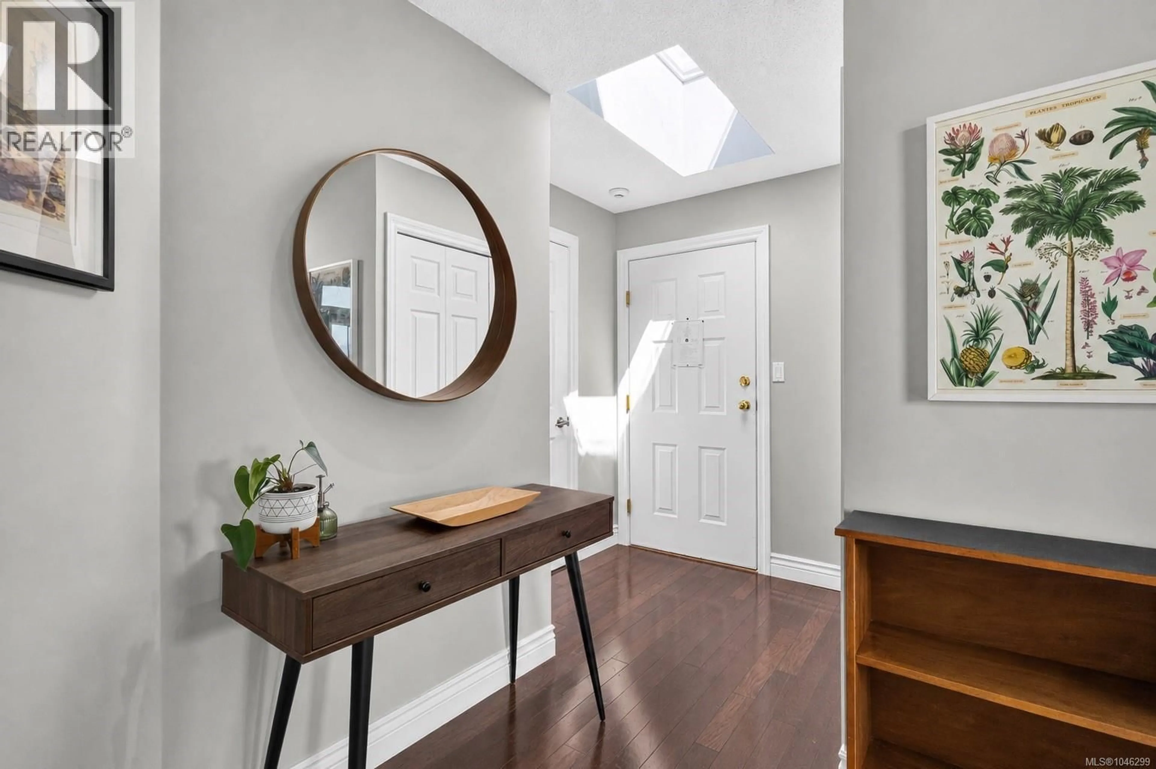 Indoor entryway for 309 - 3724 HARRIET ROAD, Saanich British Columbia V8Z3T2