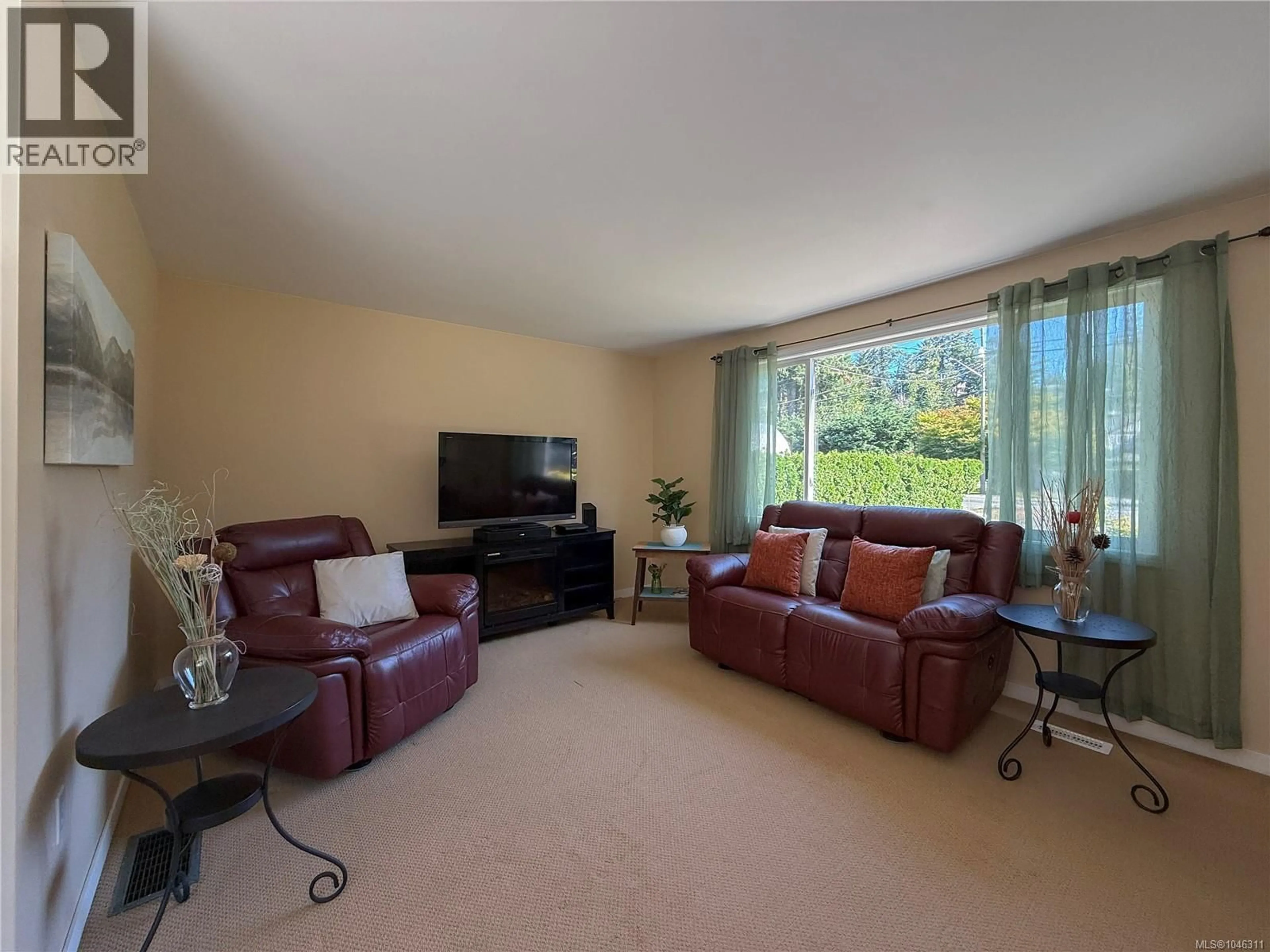 Living room with furniture, unknown for 2361 CAMPBELL RIVER ROAD, Campbell River British Columbia V9W4N9