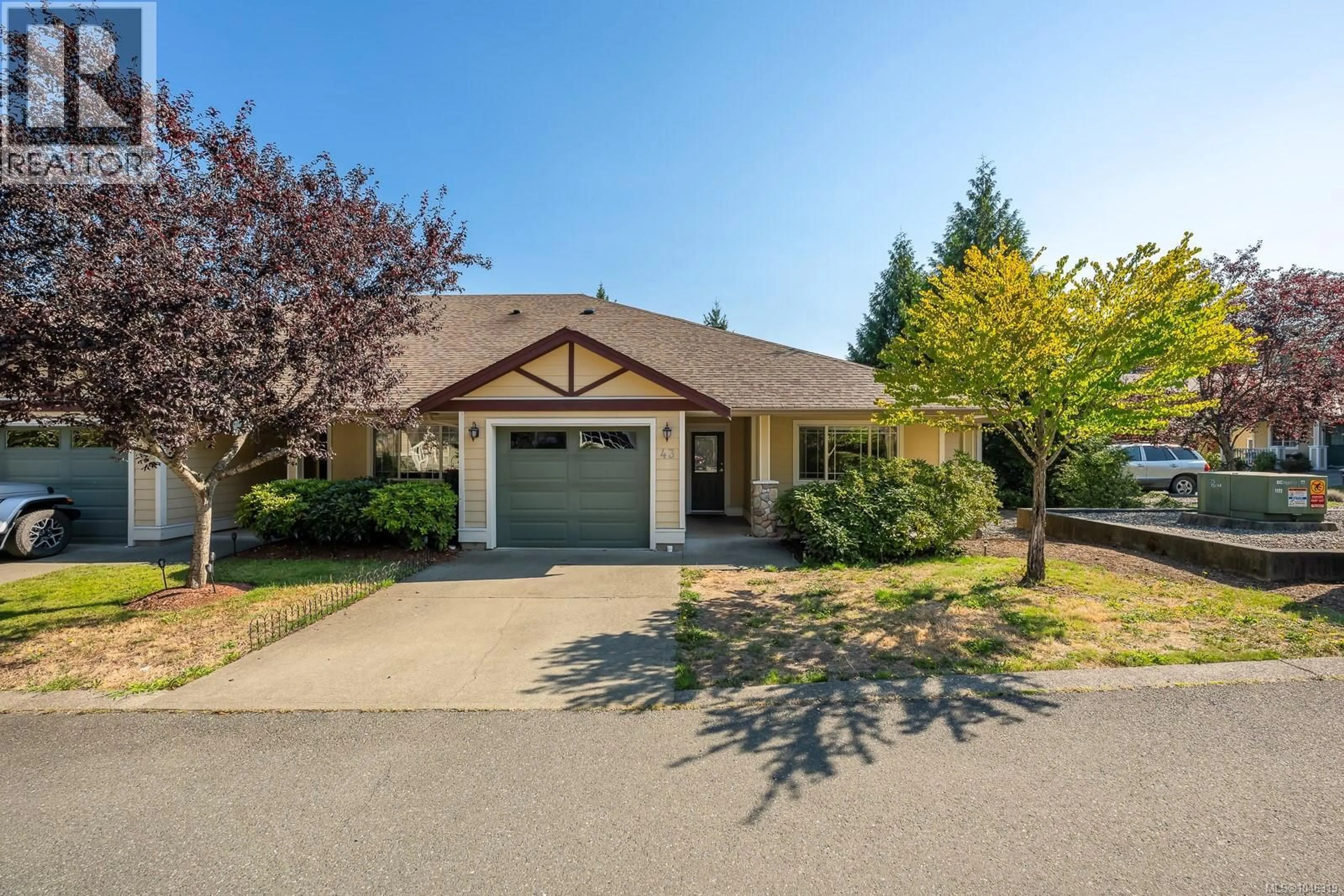 Home with vinyl exterior material, street for 43 - 2728 1ST STREET, Courtenay British Columbia V9N4A4