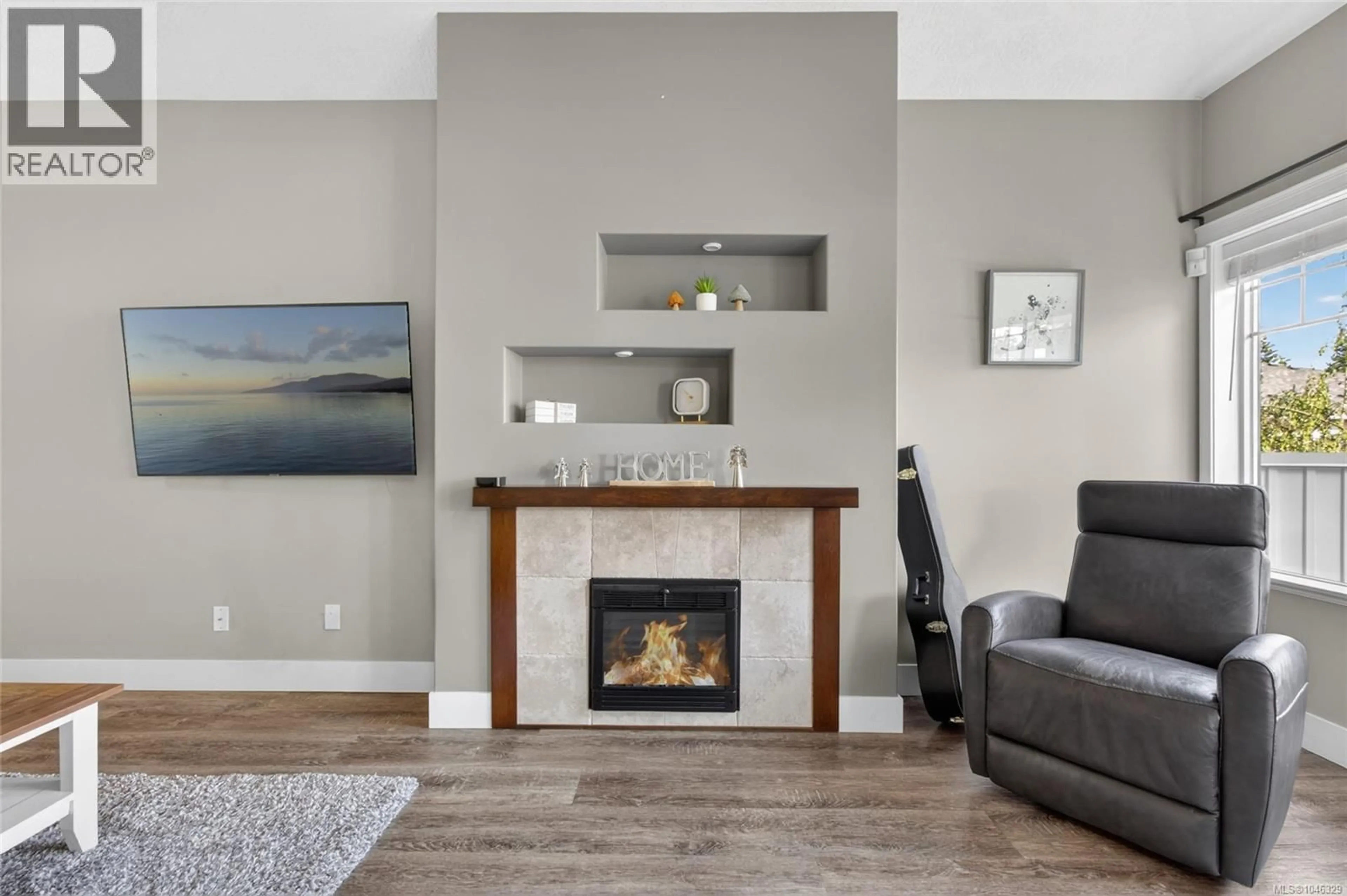 Living room with furniture, wood/laminate floor for 413 - 930 BRAIDWOOD ROAD, Courtenay British Columbia V9N3R9