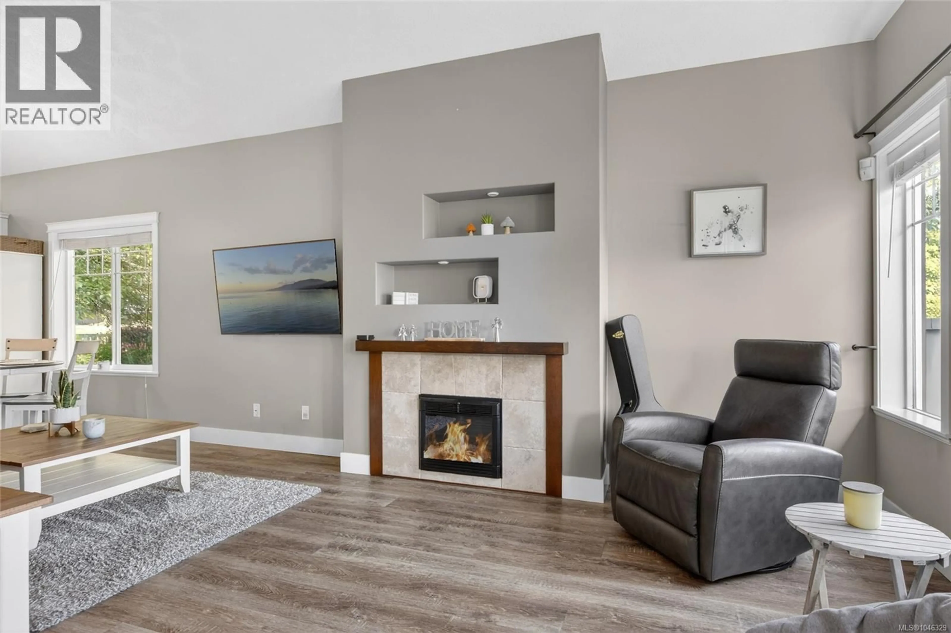 Living room with furniture, wood/laminate floor for 413 - 930 BRAIDWOOD ROAD, Courtenay British Columbia V9N3R9