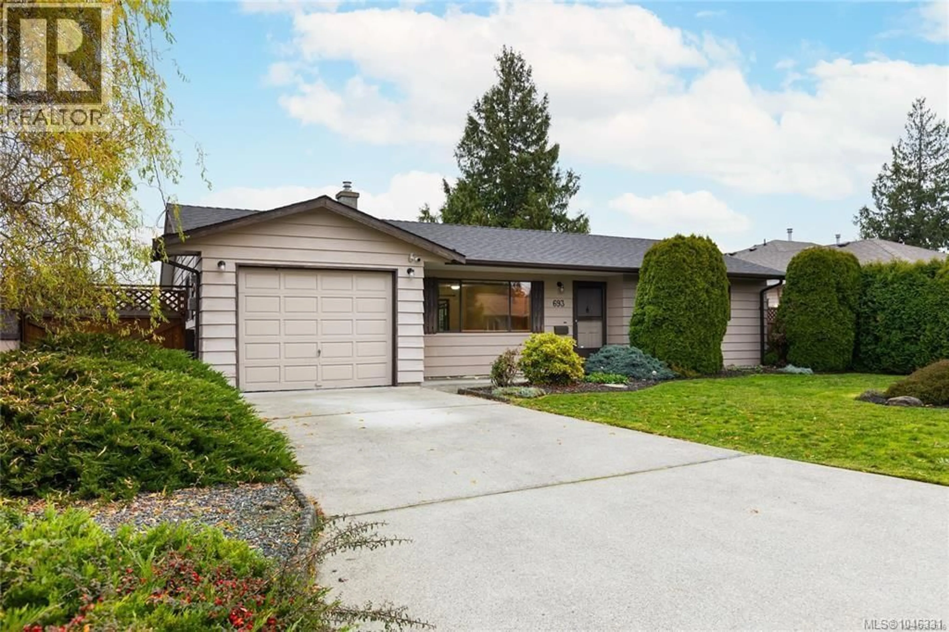 Home with vinyl exterior material, street for 693 WEDGEWOOD CRESCENT, Parksville British Columbia V9P1B6