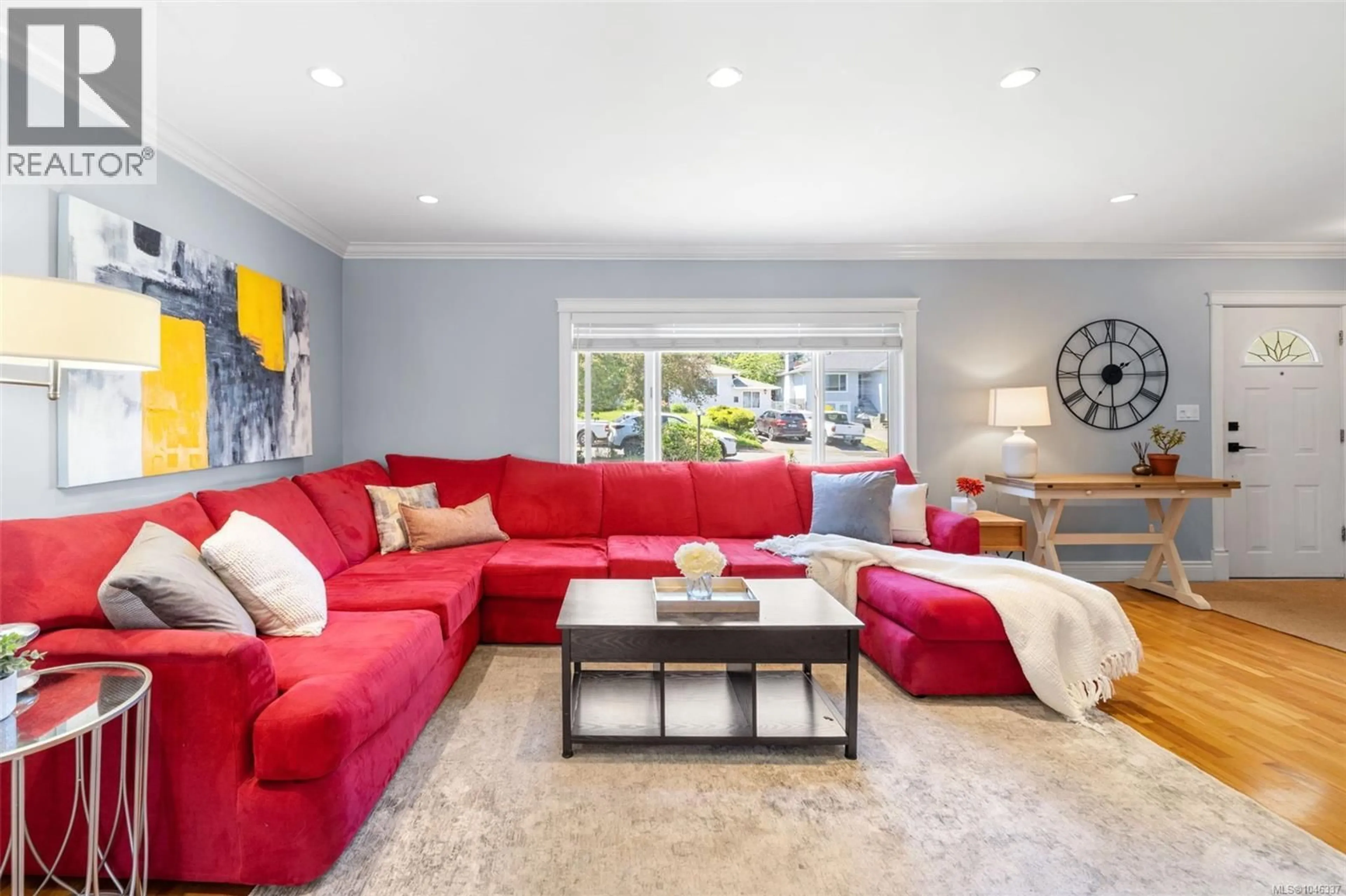 Living room with furniture, unknown for 4147 HAWKES AVENUE, Saanich British Columbia V8Z3Y9